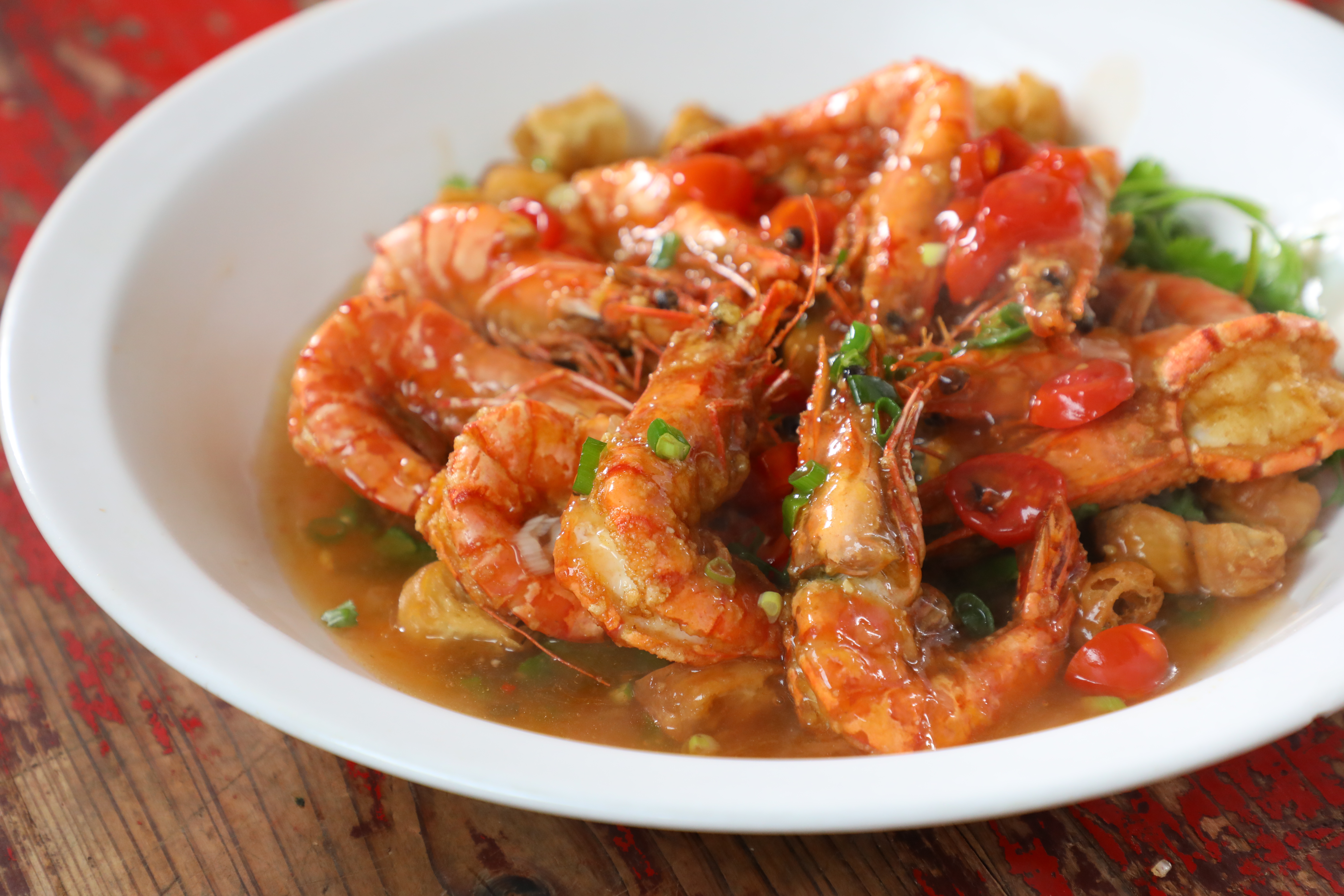 參加「百年台菜豐辦桌」活動，可以吃到難得一見的「富貴紅燒蝦」「百味五柳枝」「撒嬌喜全雞」等辦桌老菜。