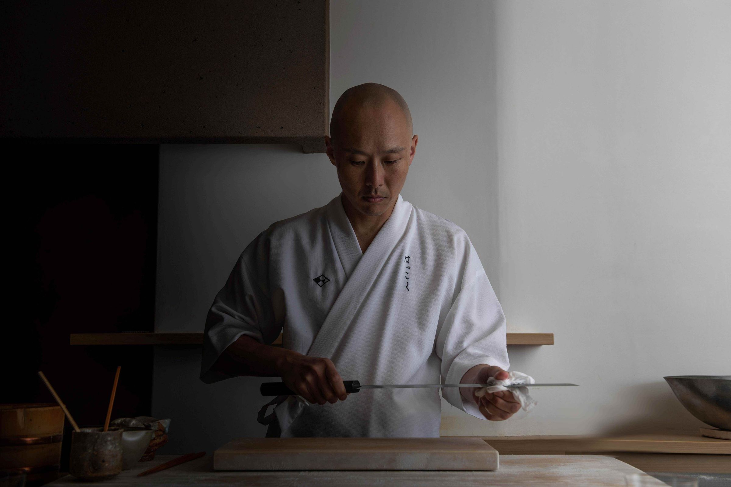 Hakkoku壽司職人佐藤博之來台客座,並特別為高雄設計專屬套餐,讓壽司技藝與高雄風土相結合。(銀昇提供)