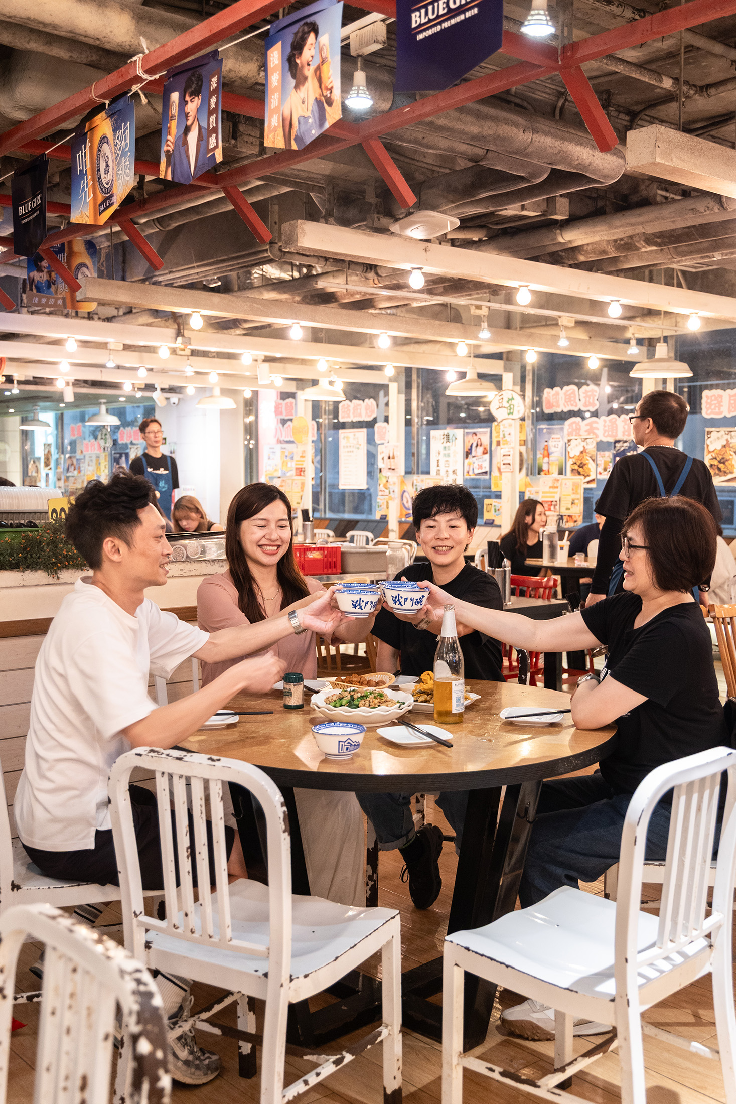 在妹記把啤酒倒入冰鎮過的戰鬥碗乾杯，能體驗香港特有的奮鬥精神與乾杯文化。