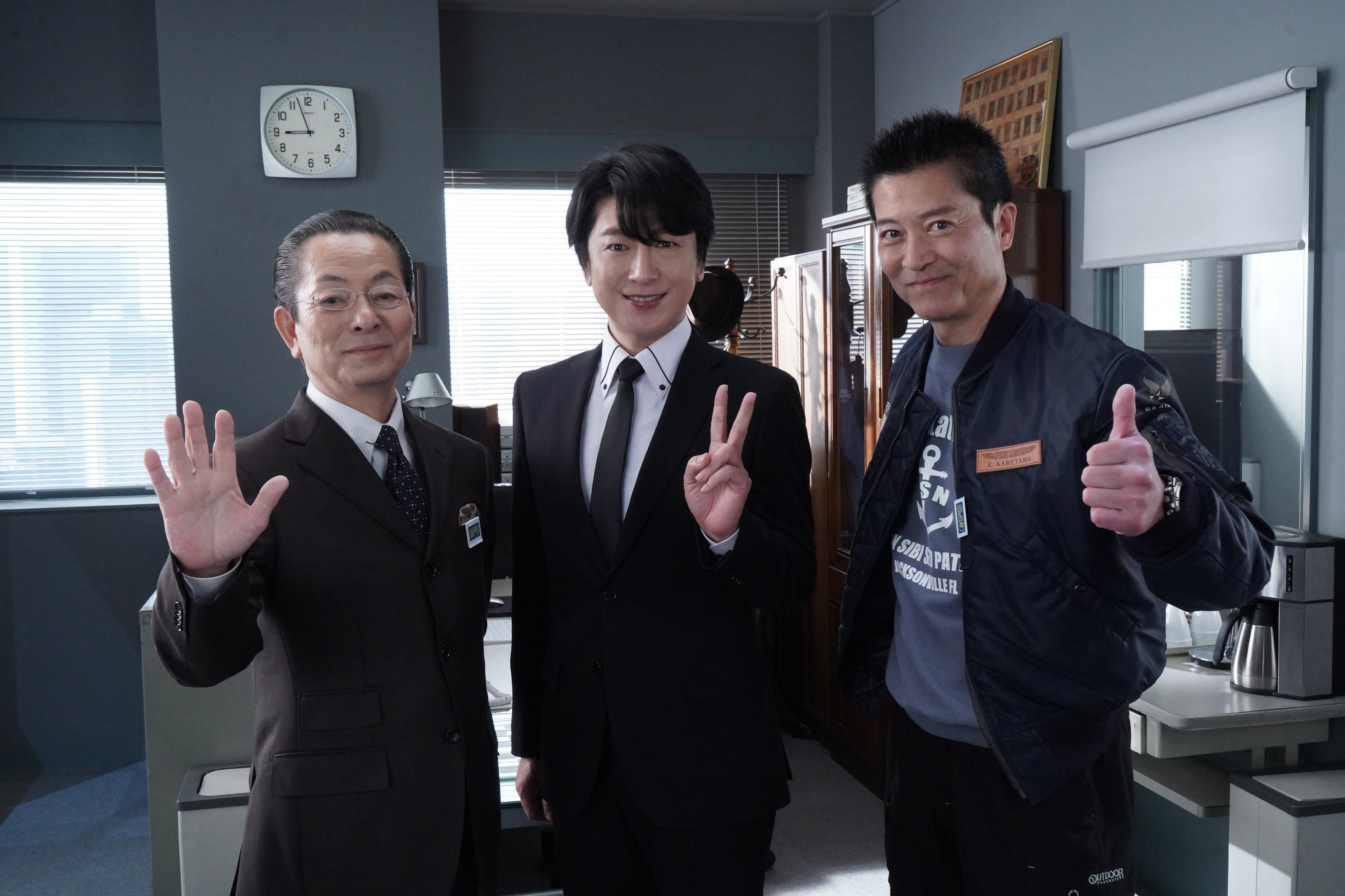 吉川光博（中）是《相棒》中水谷豊（左）的第二代搭檔，右為初代搭檔寺脇康文。（翻攝相棒 X）