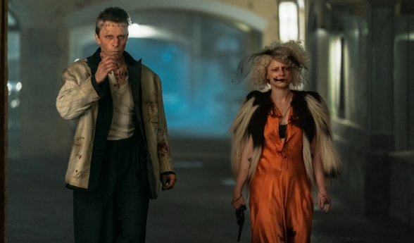 克里斯汀貝爾（左）在《科學新娘！》中搭檔金球獎影后潔西伯克利（右）扮演亡命天涯的搭檔。（華納提供）
