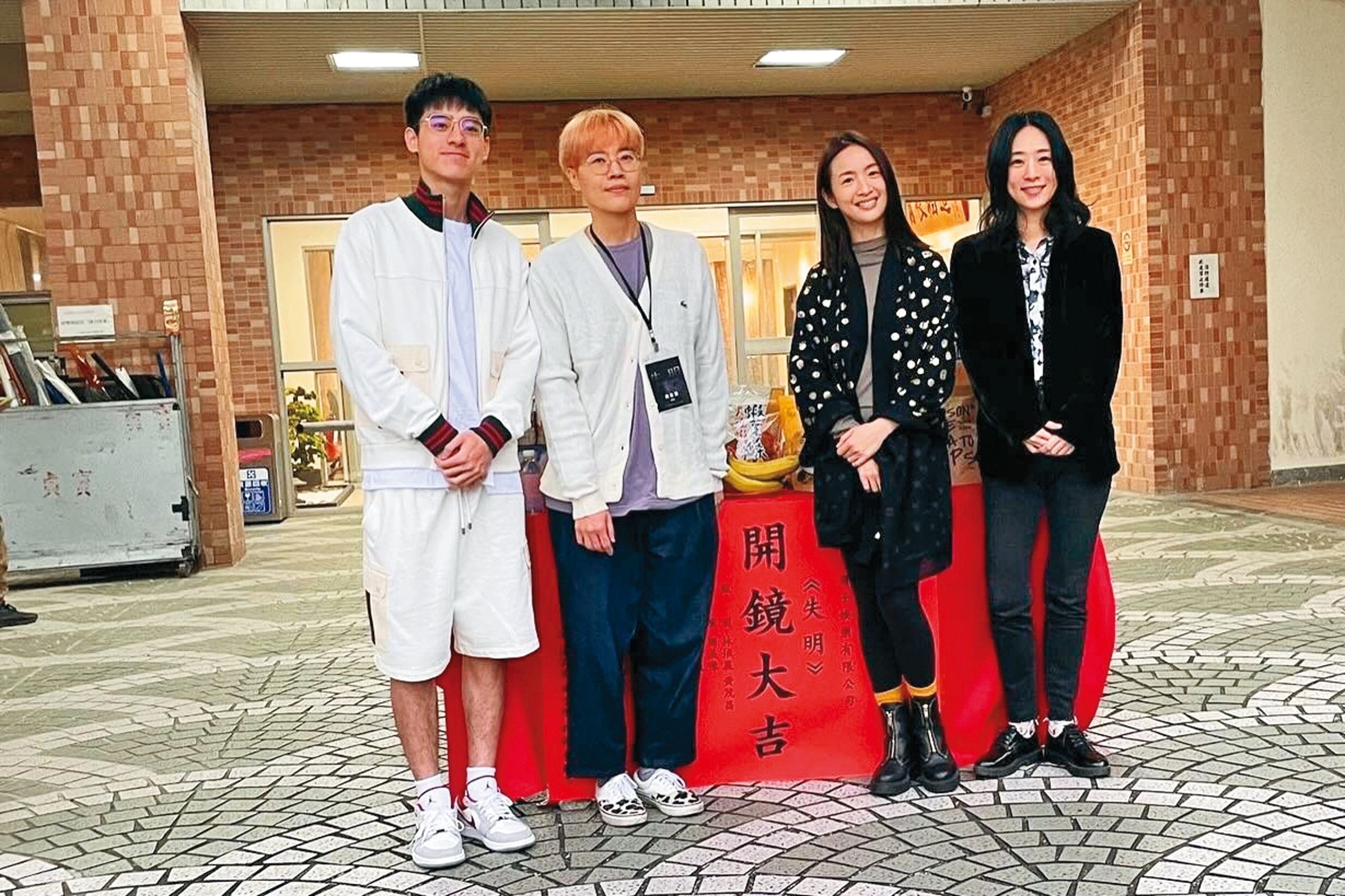 劉敬(左一)在《失明》裡飾演林依晨(右二)的優秀兒子,又與吳可熙(右一)有肉體關係,是演藝路上一大挑戰。(翻攝自劉敬IG)