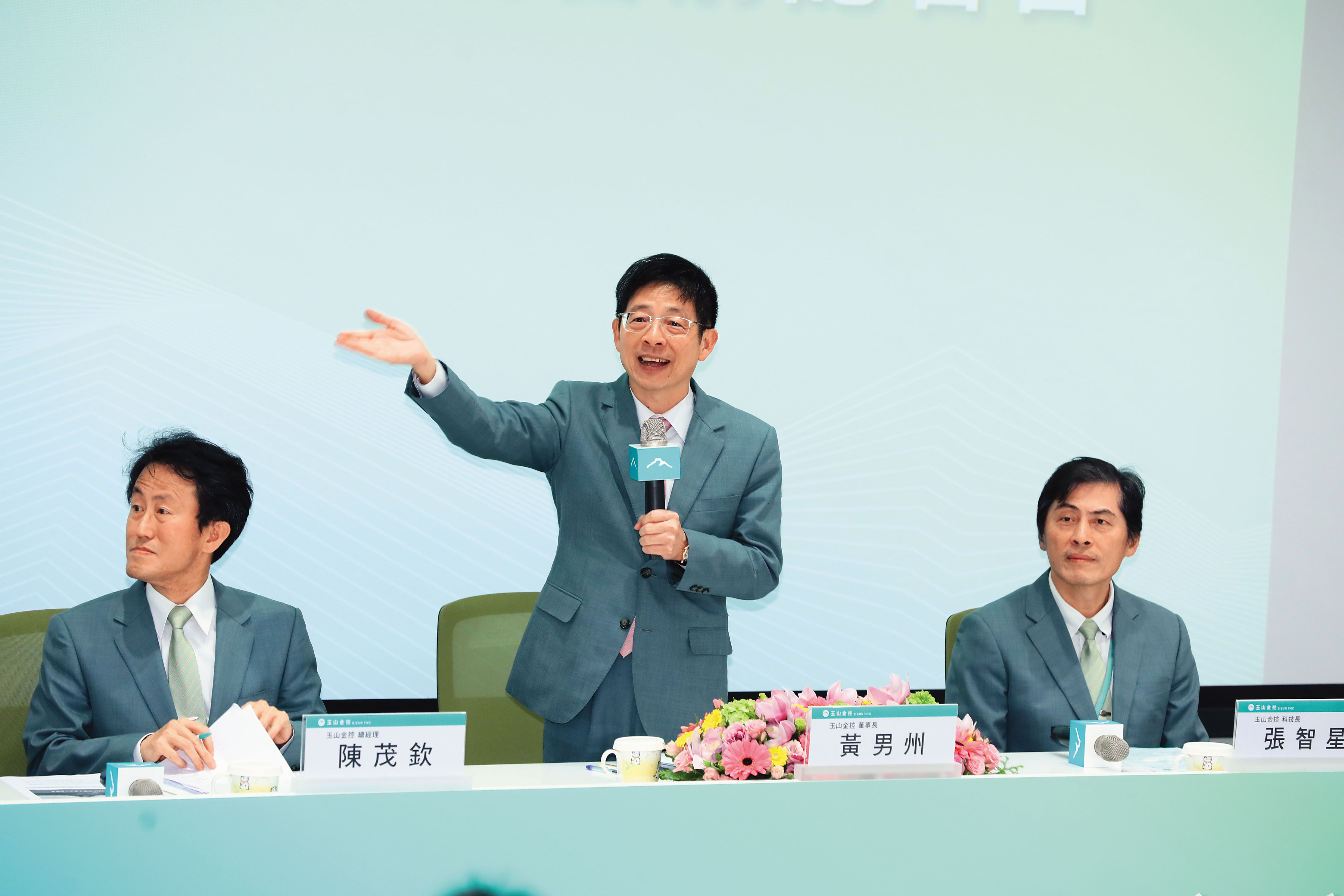 玉山金董座黃男州曾說賣掉投信，要再買回來。