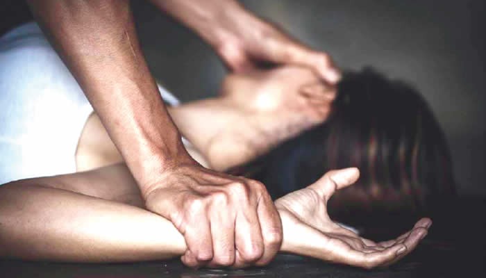 獸父性侵女兒長達8年，亂倫生2子！他出庭竟神情自若。（示意圖，翻自punchng.com）