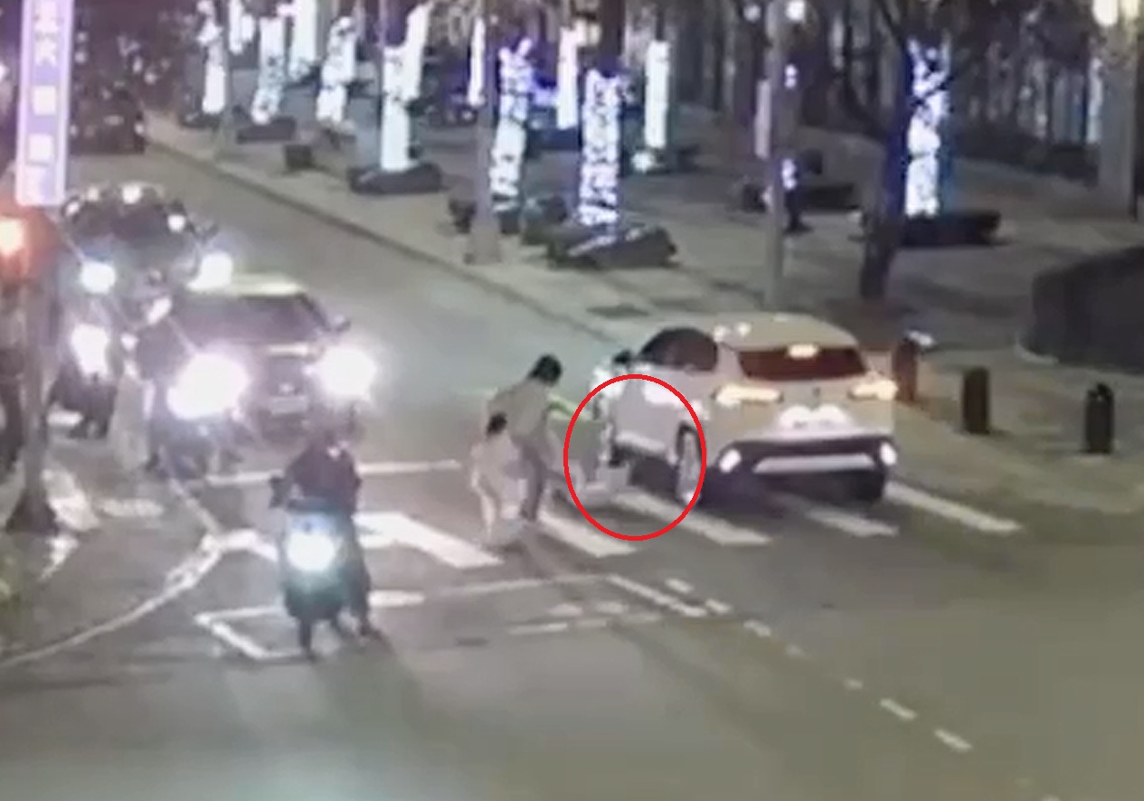 新北市三峽區一名5歲女童過馬路時，遭未禮讓行人的休旅車駕駛撞飛，後方女童家長嚇壞人，趕緊查看，所幸女童僅受到輕微擦挫傷。（翻攝畫面）