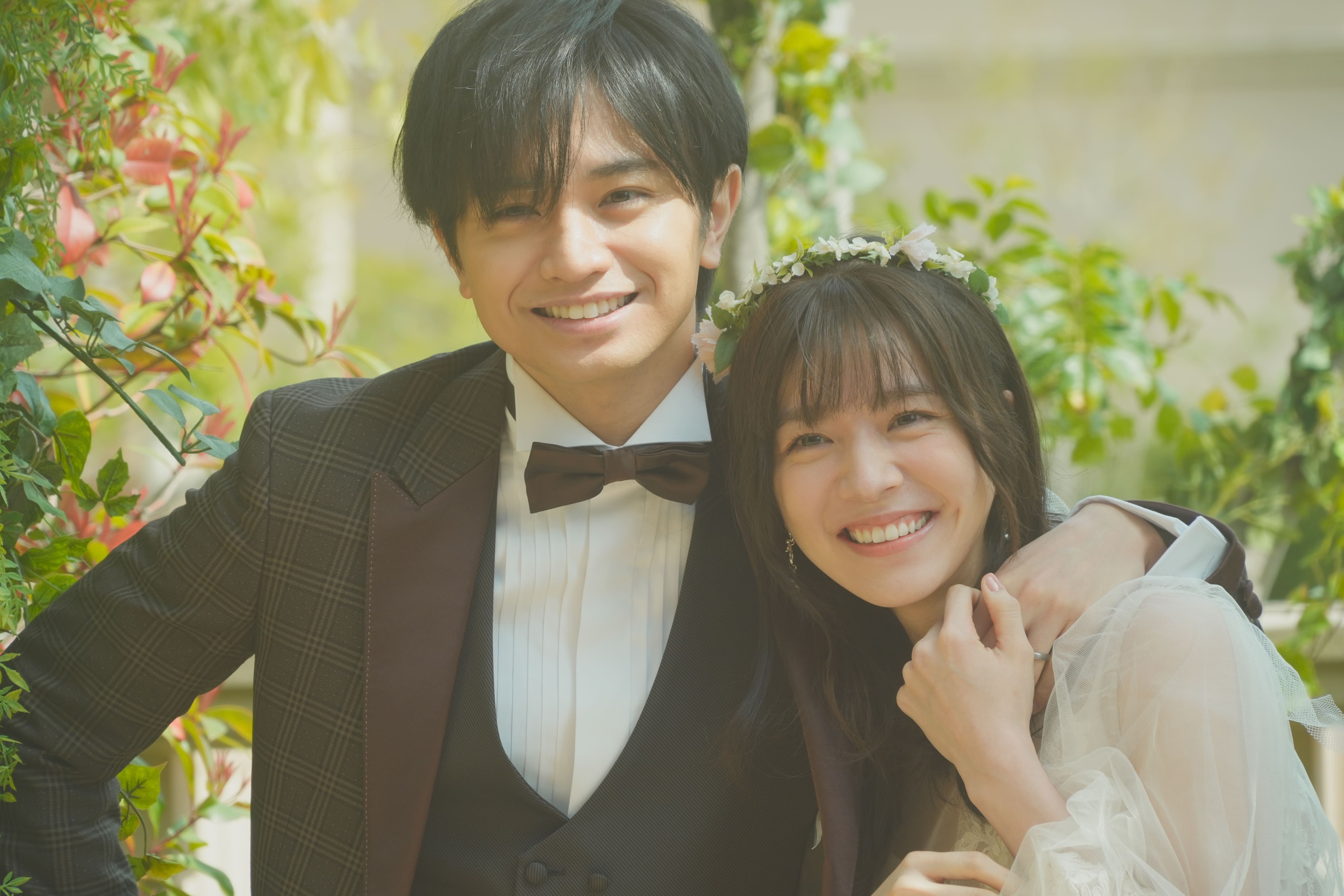 中島健人(左)與milet在《我在平行時空戀上妳》相戀8年步入禮堂。（甲上娛樂提供）
