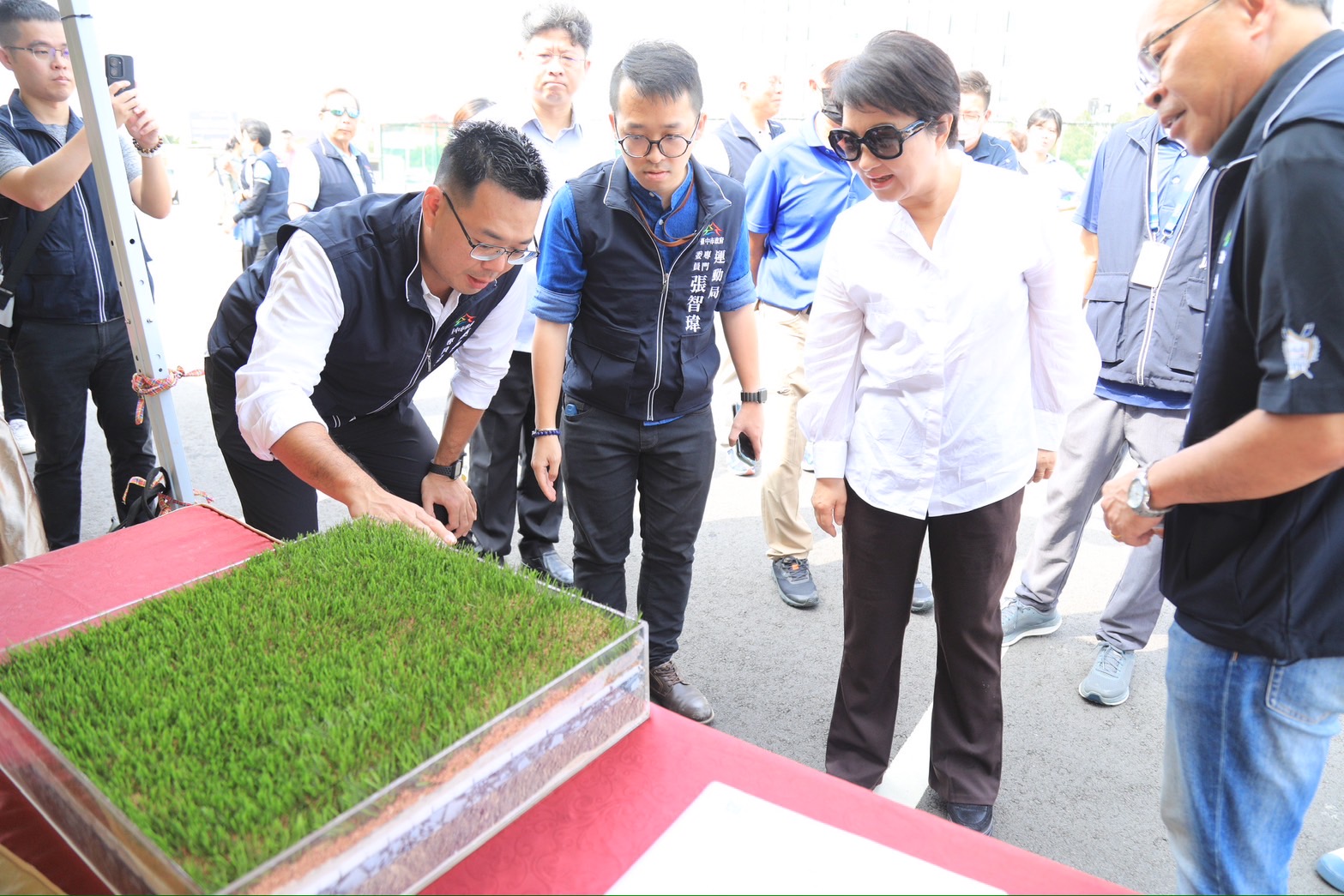 市長盧秀燕聆聽運動局簡報。（中市府提供）