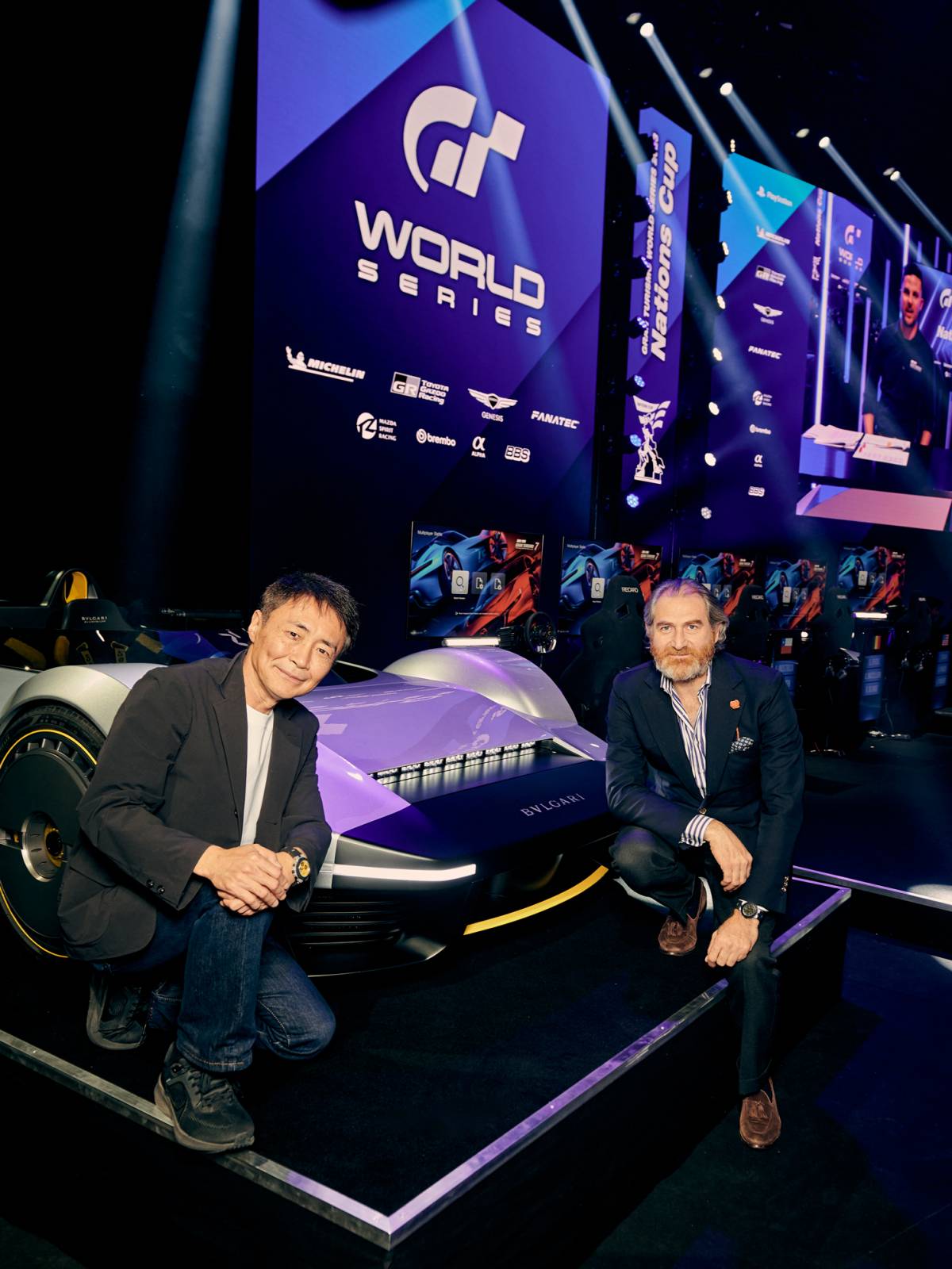 《跑車浪漫旅Gran Turismo》遊戲製作人兼遊戲開發商Polyphony Digital 總裁山內一典，以及寶格麗產品設計執行總監 Fabrizio Buonamassa Stigliani 在發表會上合影。
