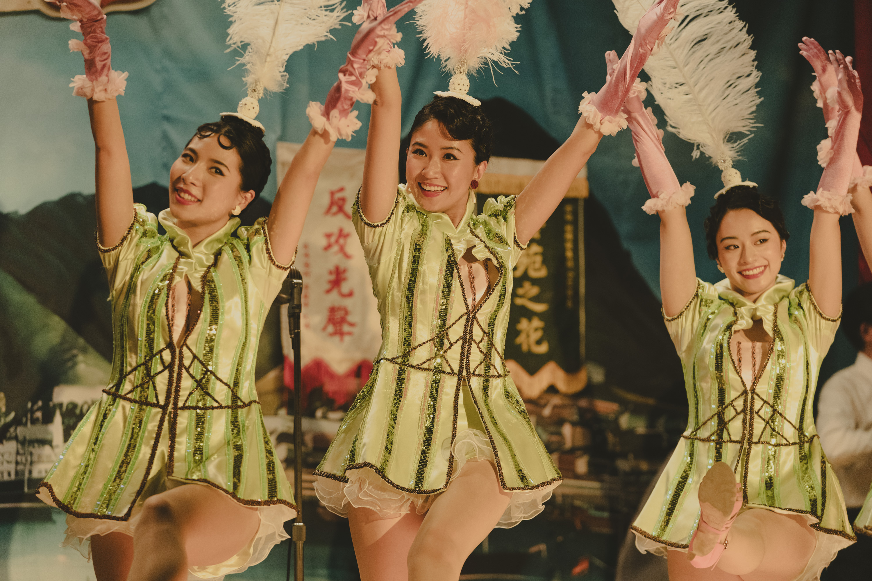 9m88（中）領軍七仙女跳大腿舞，那一場戲拍攝結束後，9m88直說：「彩蝶歌舞團99.9%都是男性粉絲，剛聽到觀眾鼓譟，超有臨場感。」（華文創提供）