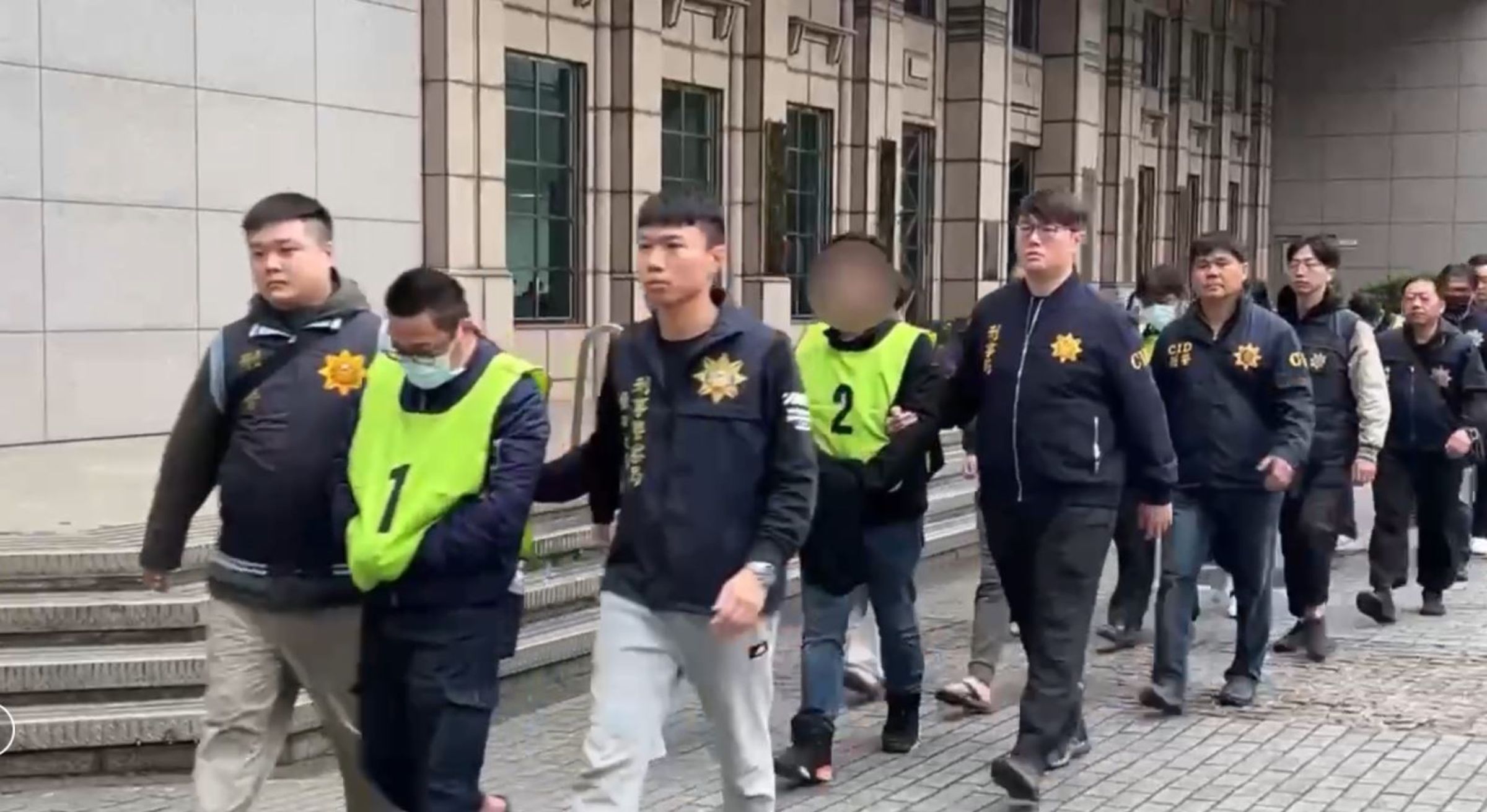 刑事局破獲一個與地政士、放款公司合作的假投資詐騙集團,逮捕17人到案。(刑事局提供)