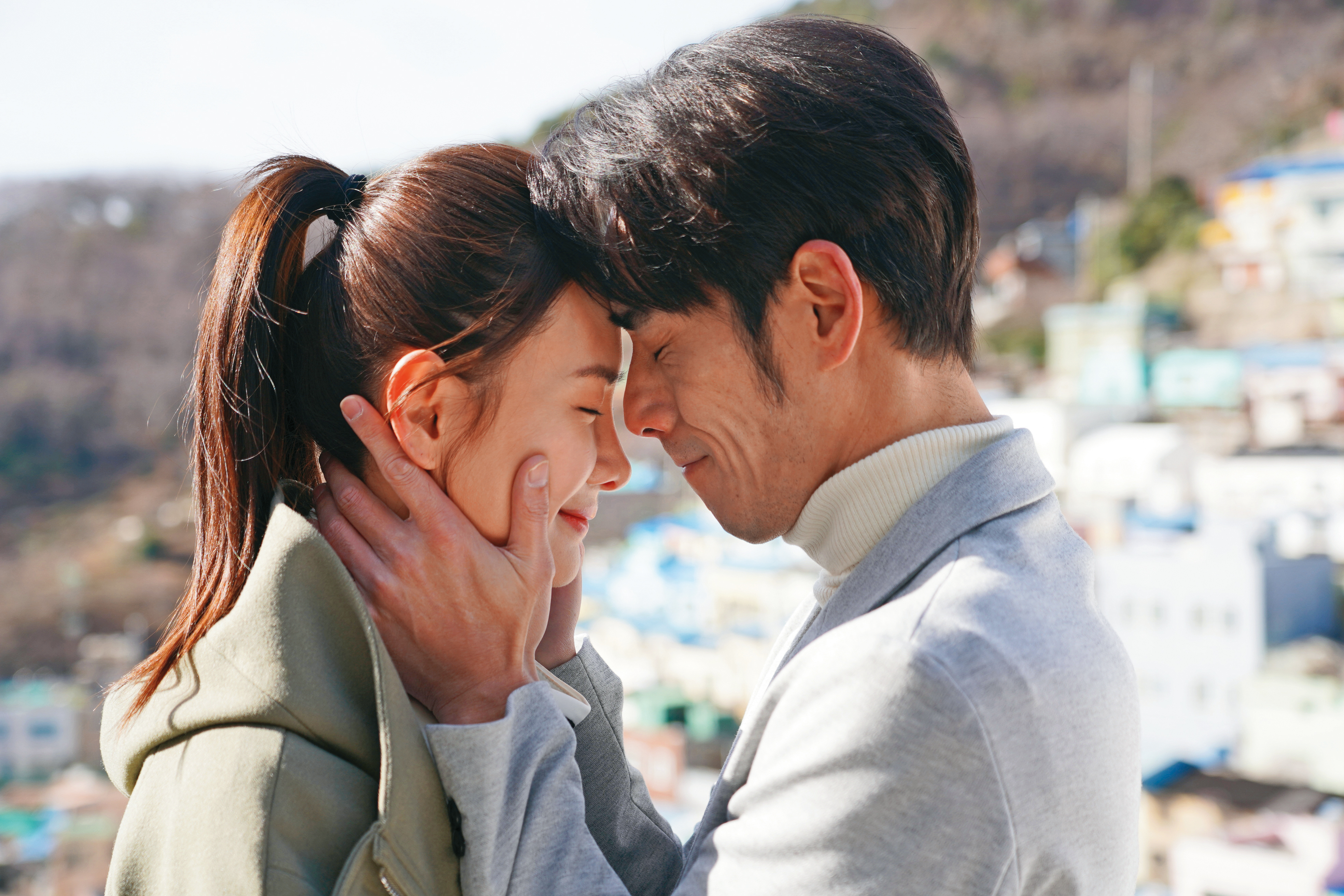 安心亞（左）與黃騰浩（右）在《女孩上場2》飾演一對有緣無分的戀人。（客家電視台、魔幻時刻電影提供）