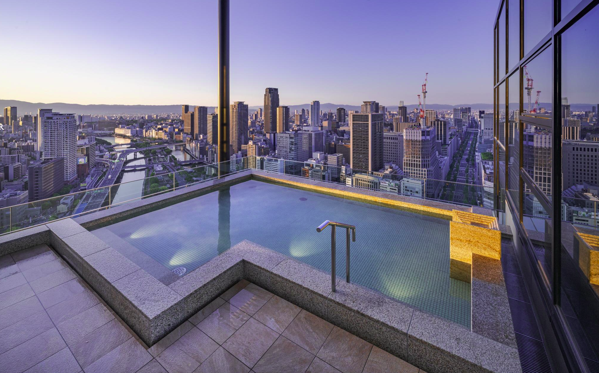 白天與日落時分又是不同的夢幻景色。(Candeo Hotels Osaka The Tower提供)