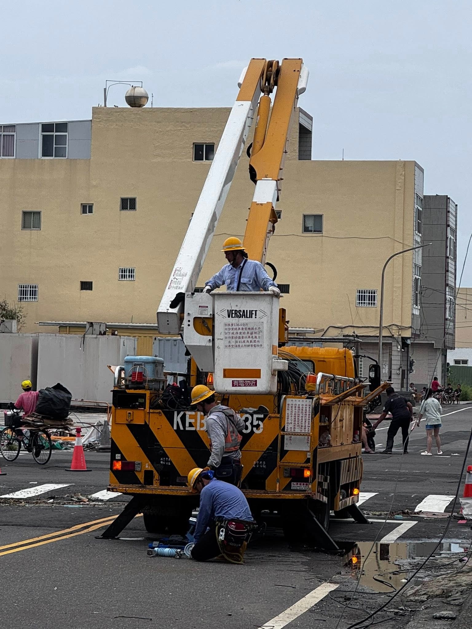為感謝這群在風雨中默默付出的台電英雄，布袋鎮知名海鮮餐廳「1368烤鮮蚵吃到飽」推出限定活動。（翻攝自1368烤鮮蚵吃到飽臉書）