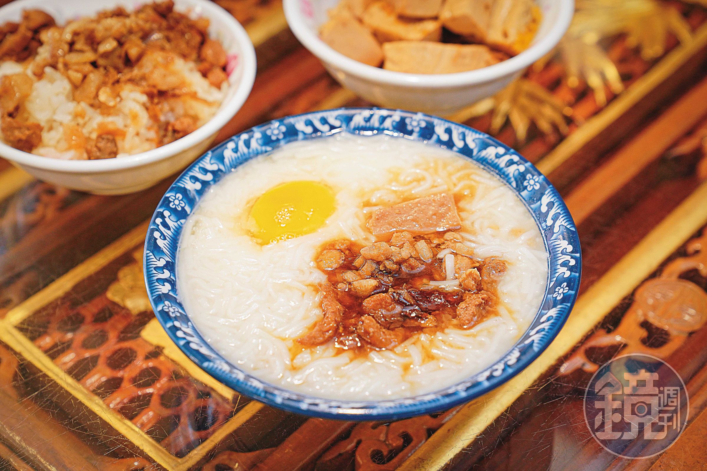麵線糊熬成粥狀,再打入生蛋黃,淋上滷肉醬汁。