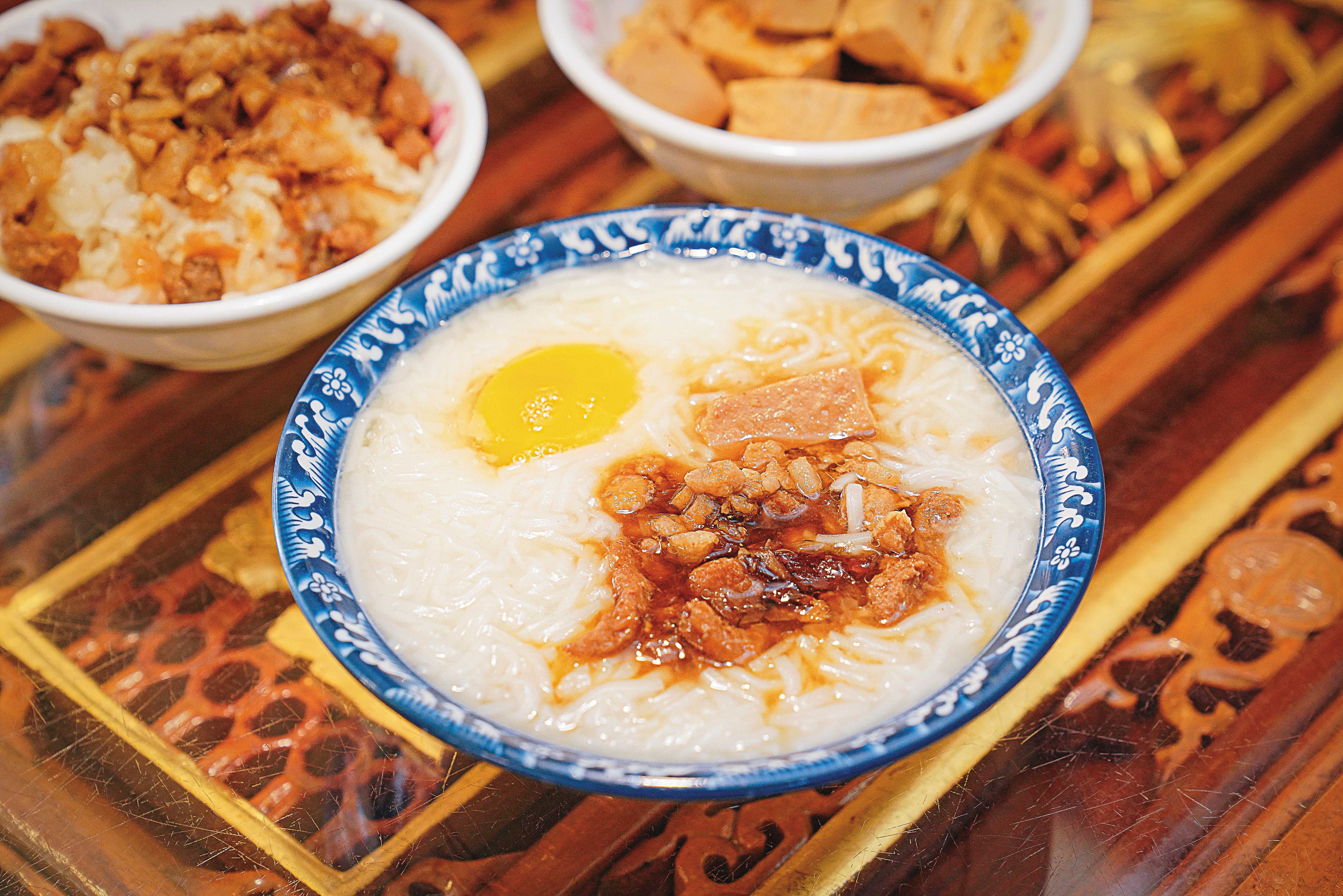 麵線糊熬成粥狀，再打入生蛋黃，淋上滷肉醬汁。