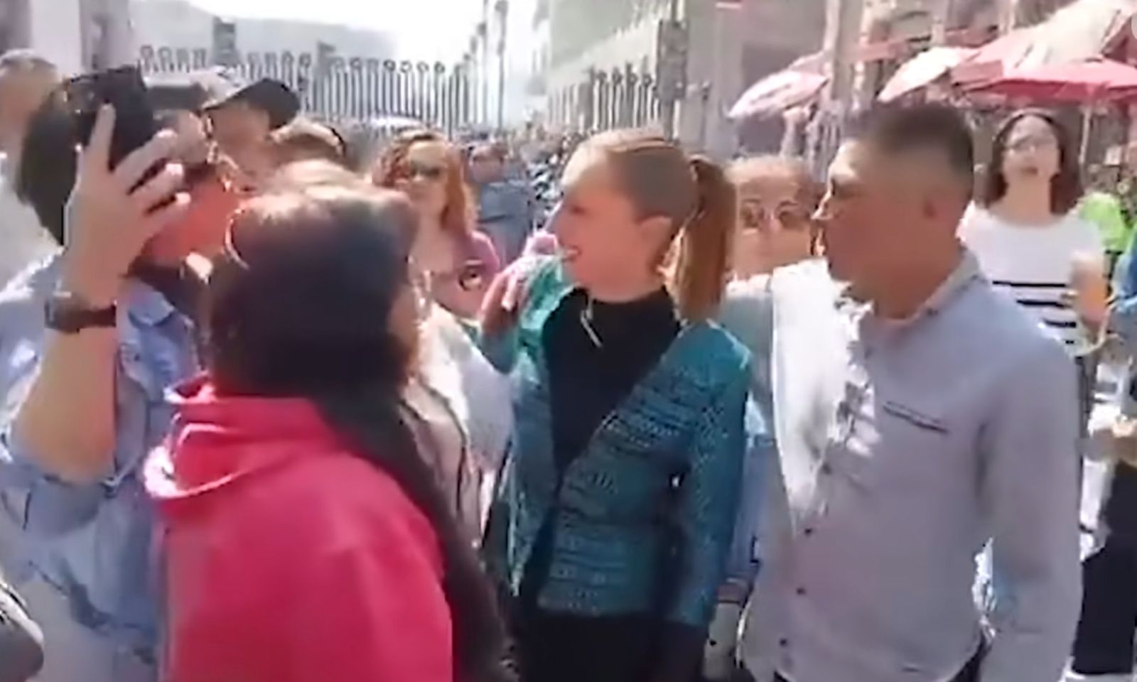 總統當街遭「襲胸強吻」！震驚畫面曝光　隨扈滑手機嚇到急忙推開