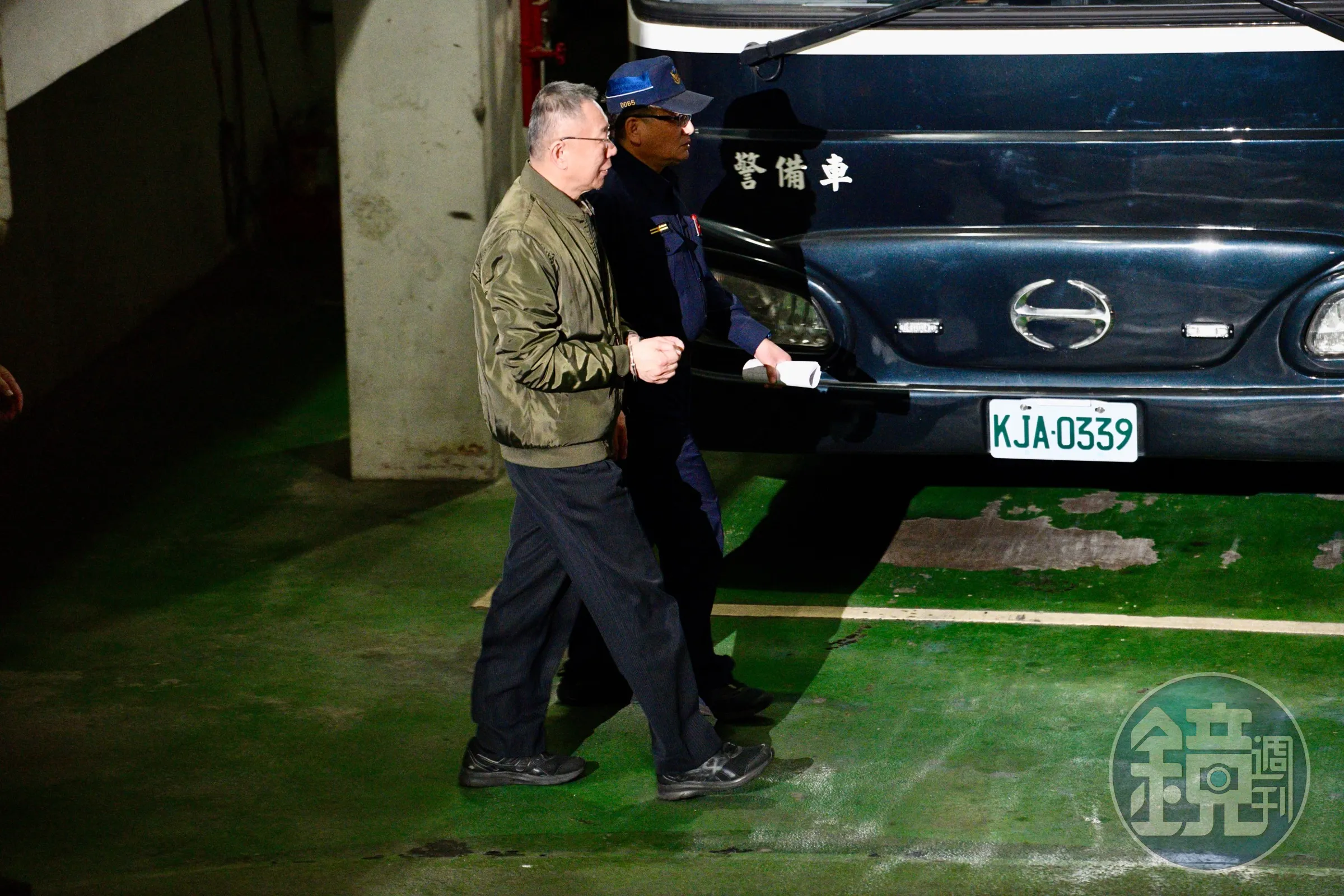 柯文哲以討論父親身後事及參加告別式等事由，臨時向台北地院聲請解除禁見及通訊。