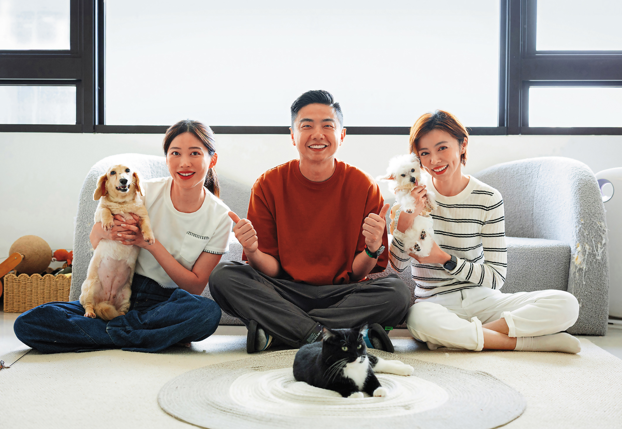 王瞳(右)去年找上熊爸(中)到家解決愛犬的問題,這回好友琳賽阿姨(左)也求助熊爸,3人工作之餘不忘來張大合照。