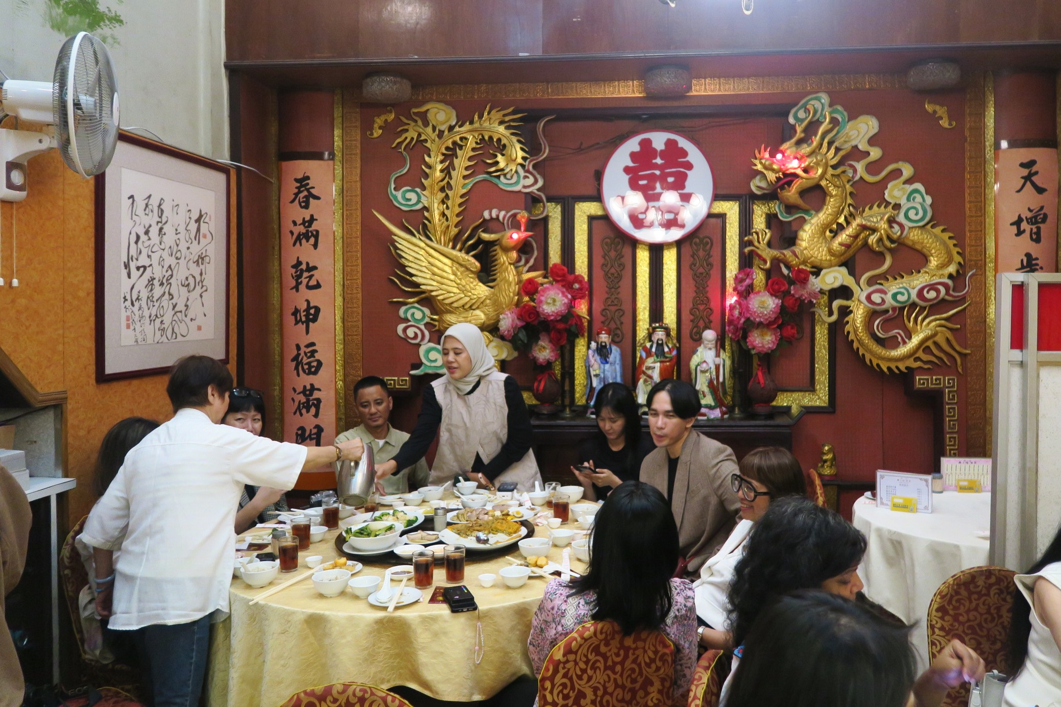 這面盤旋金龍彩鳳的喜氣裝飾牆，曾在香港許多電視電影中出現。