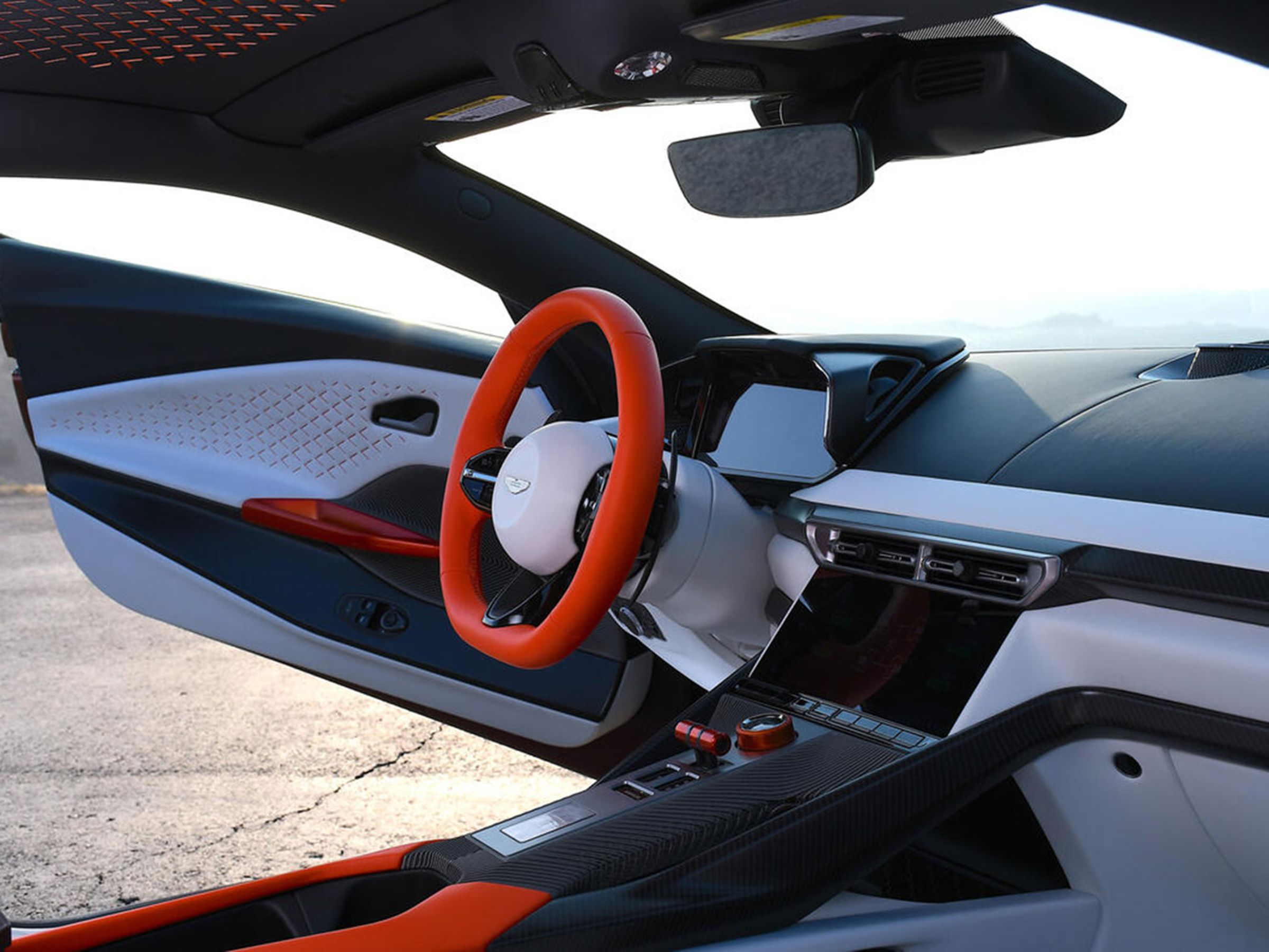 內裝可以從 Aston Martin Q 部門提供的龐大選配目錄中進一步客製化。