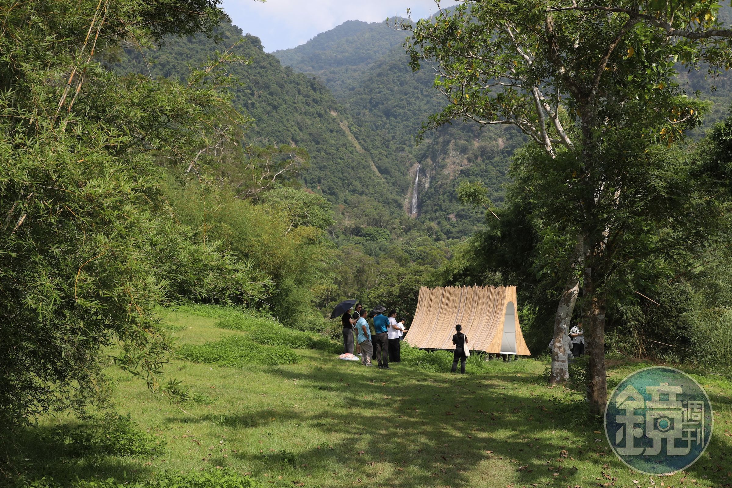 位於富里羅山大魚池樹林裡的《流變的棲居》，將竹構小屋以動物般的腳支撐，風鈴隨風輕響、陽光穿過縫隙，訴說大地從未停止的流動。