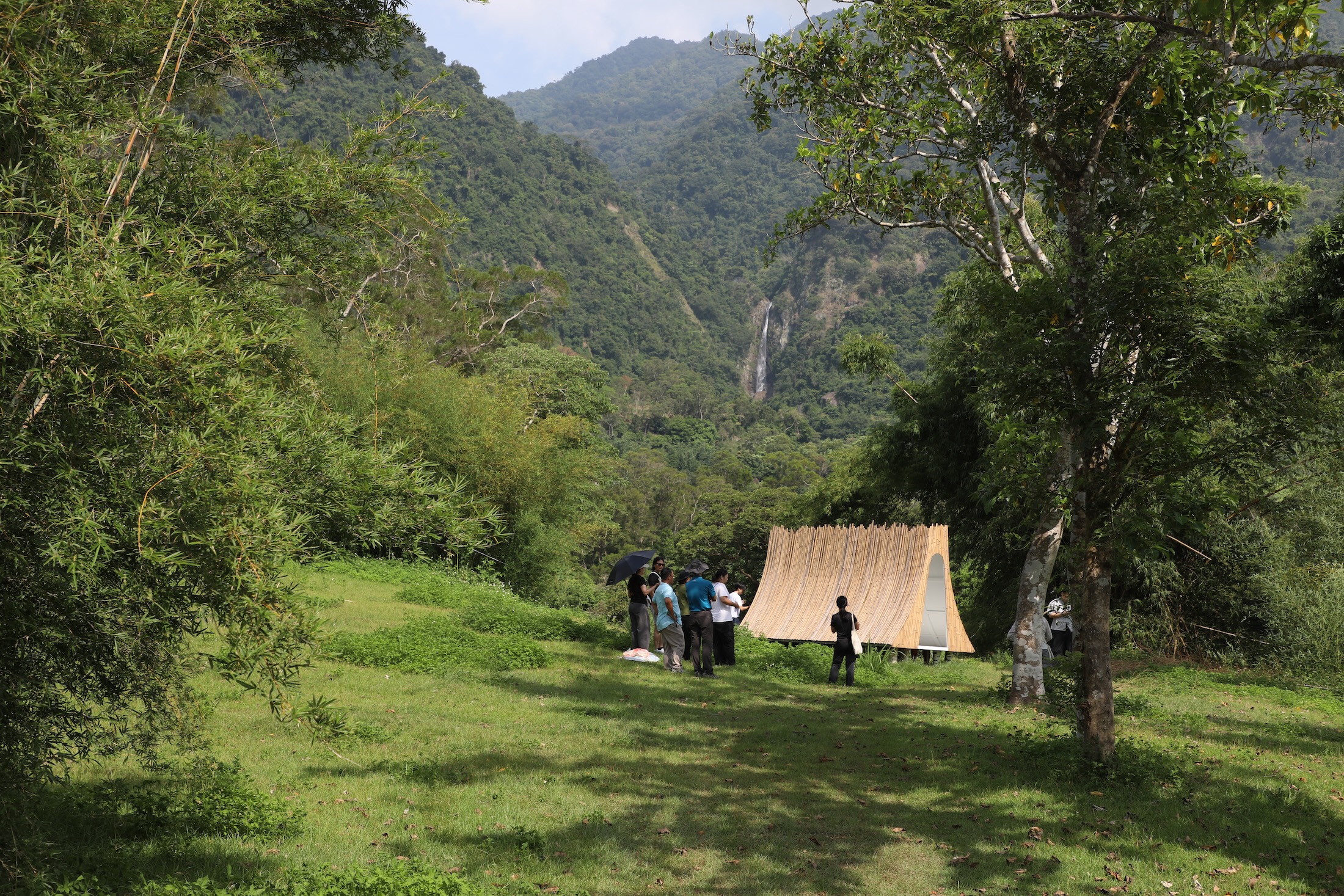 位於富里羅山大魚池樹林裡的《流變的棲居》，將竹構小屋以動物般的腳支撐，風鈴隨風輕響、陽光穿過縫隙，訴說大地從未停止的流動。