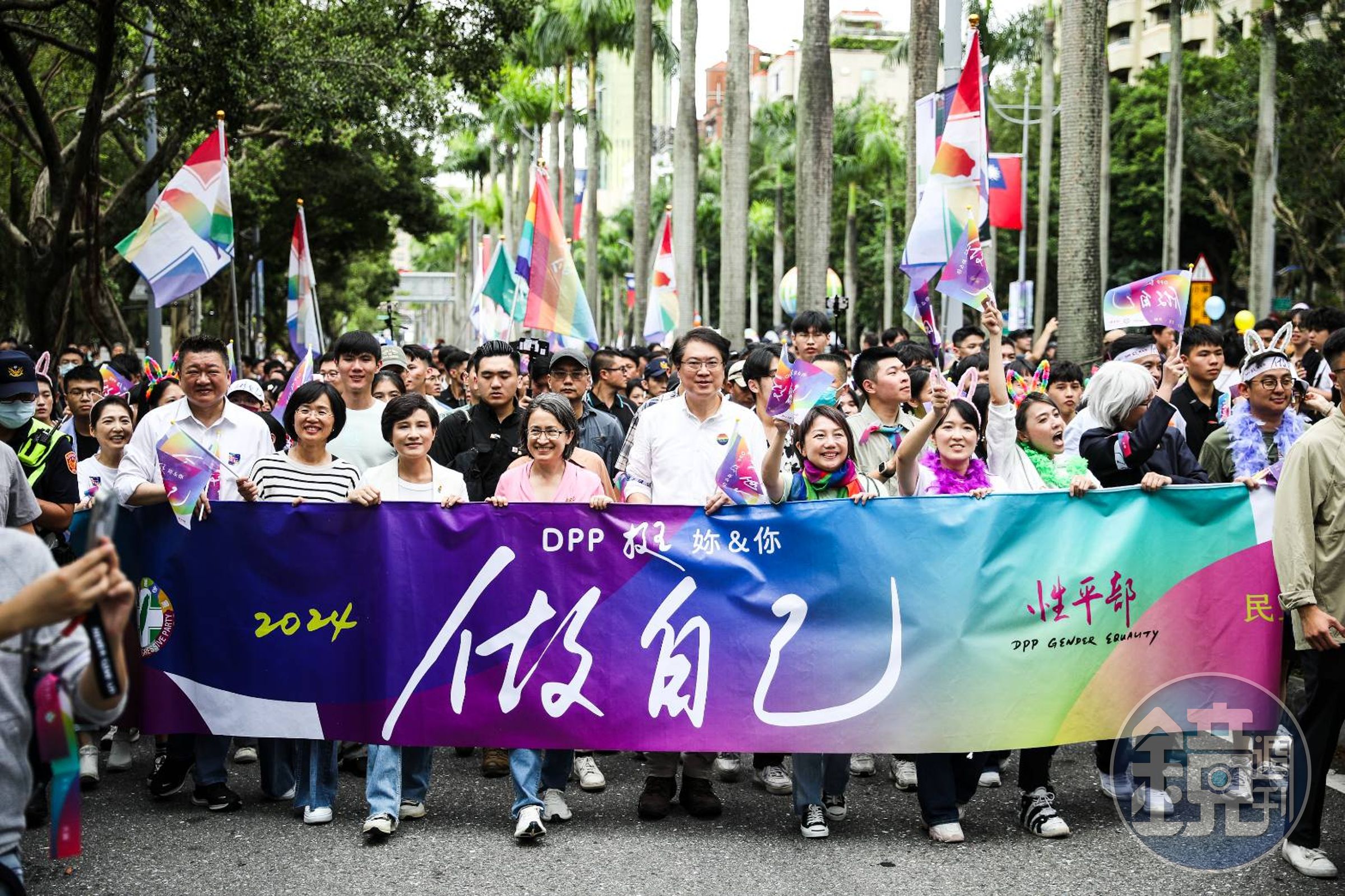 性平部代表舉出「做自己」布條，表達對多元性別的支持。
