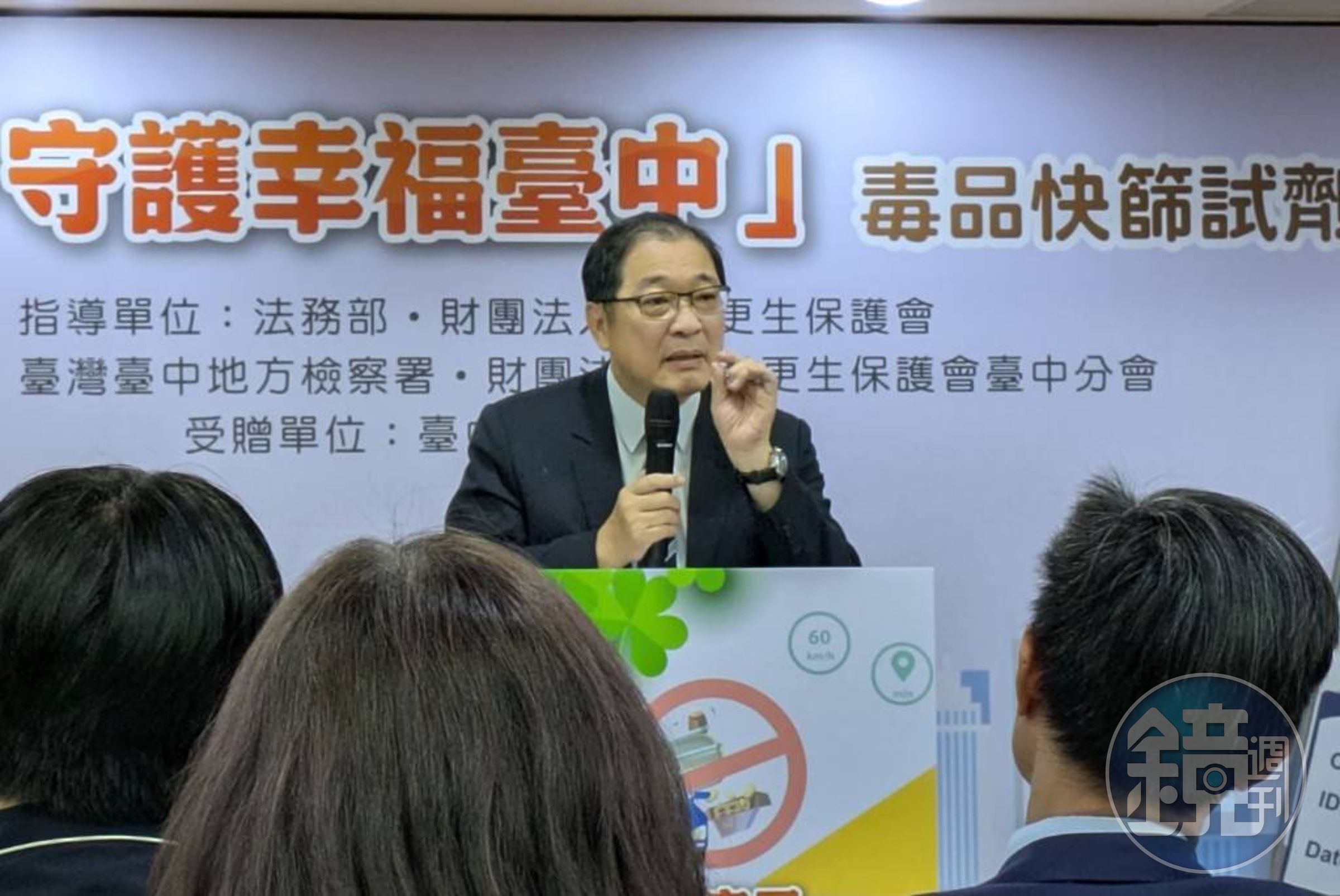 部長鄭銘謙感謝臺中更保的捐贈。（鄧玉瑩攝影）