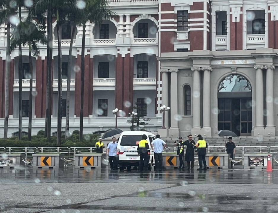 白色小貨車因駕駛未拉緊手剎車，導致車輛撞進總統府花台。（翻攝畫面）