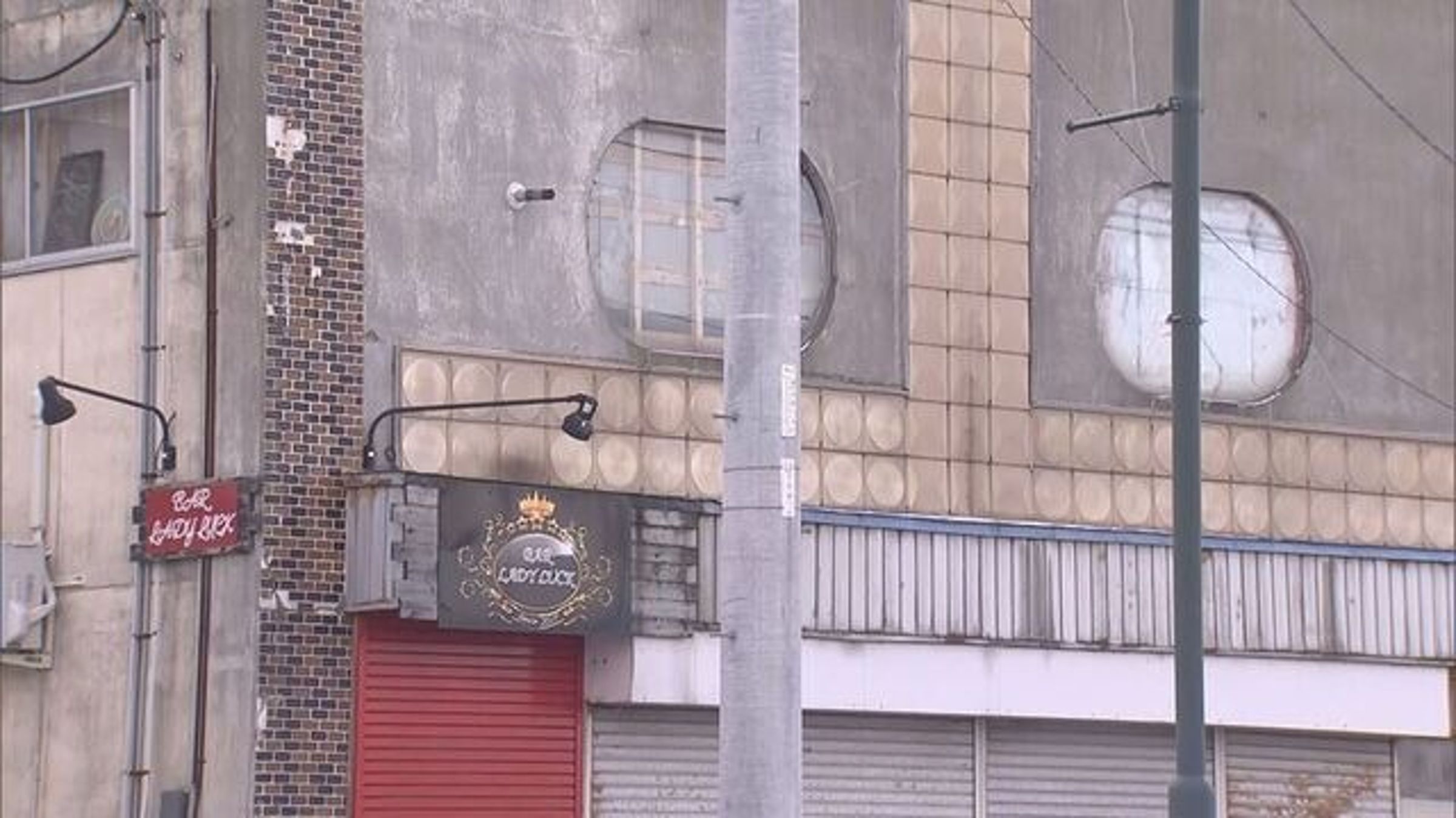警方在店內一處隱蔽的牆縫中，發現被木材封死的遺體。（翻攝自https://www.htb.co.jp/）
