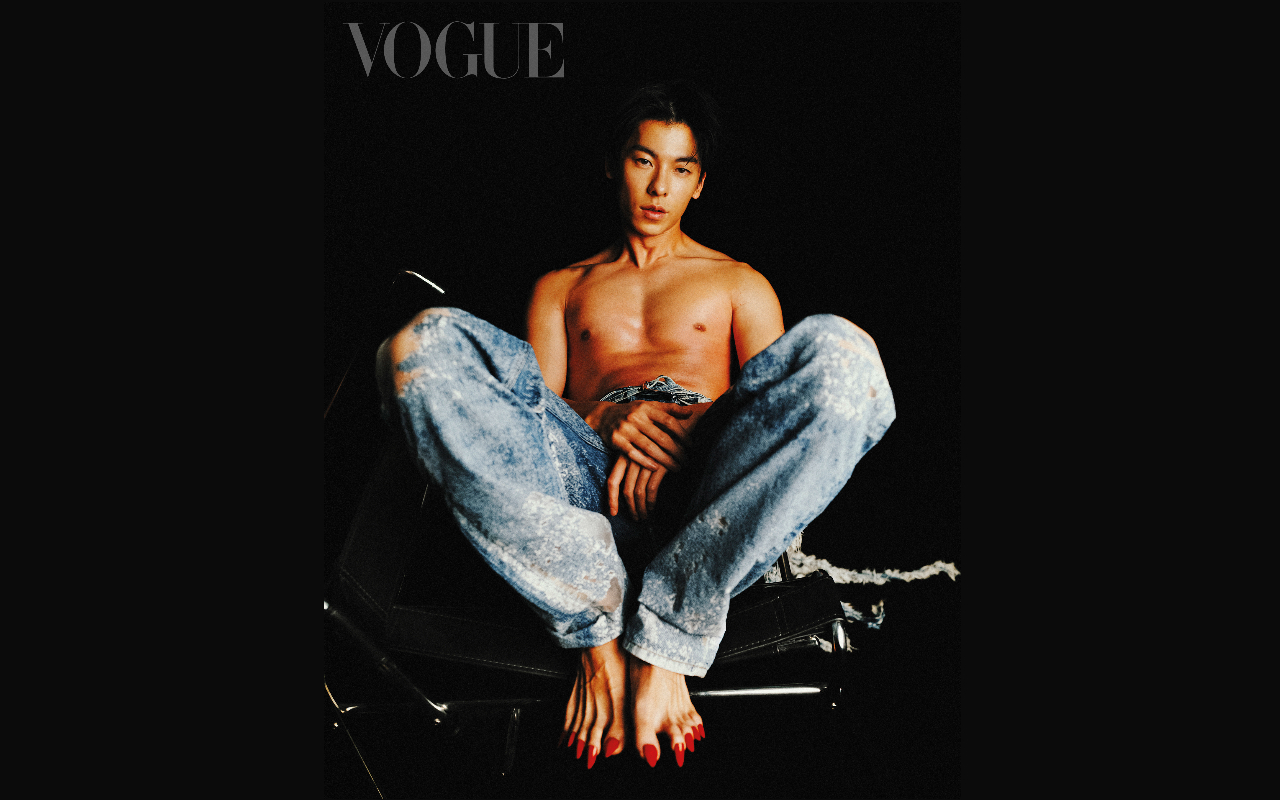 許光漢身著DIESEL牛仔透膚寬褲、PONDER.ER牛仔流蘇腰帶，雙腳還戴上大紅色的美甲。（《VOGUE》提供）
