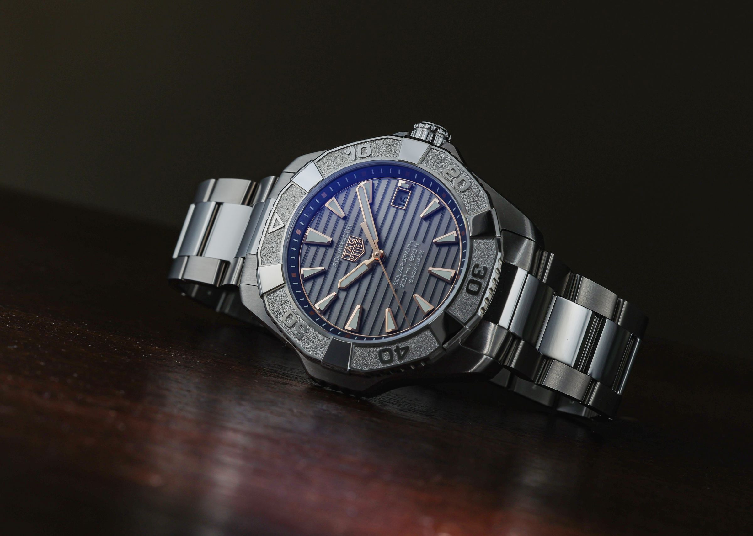 Aquaracer Professional 200 Solargraph錶圈經過霜面粒紋處理,與鏡面拋光的五分鐘刻度搭配讓視覺上的層次比前代更加豐富。此為鈦金屬錶殼鍊帶搭配玫瑰金時標刻度,建議售價NT$123,200。