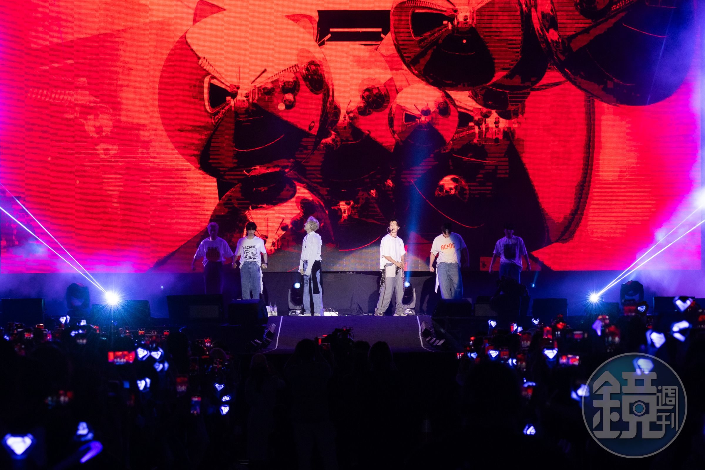 Super Junior D&E 銀赫(左三)、東海(右三)帶來多首歌舞表演。(讀者提供)
