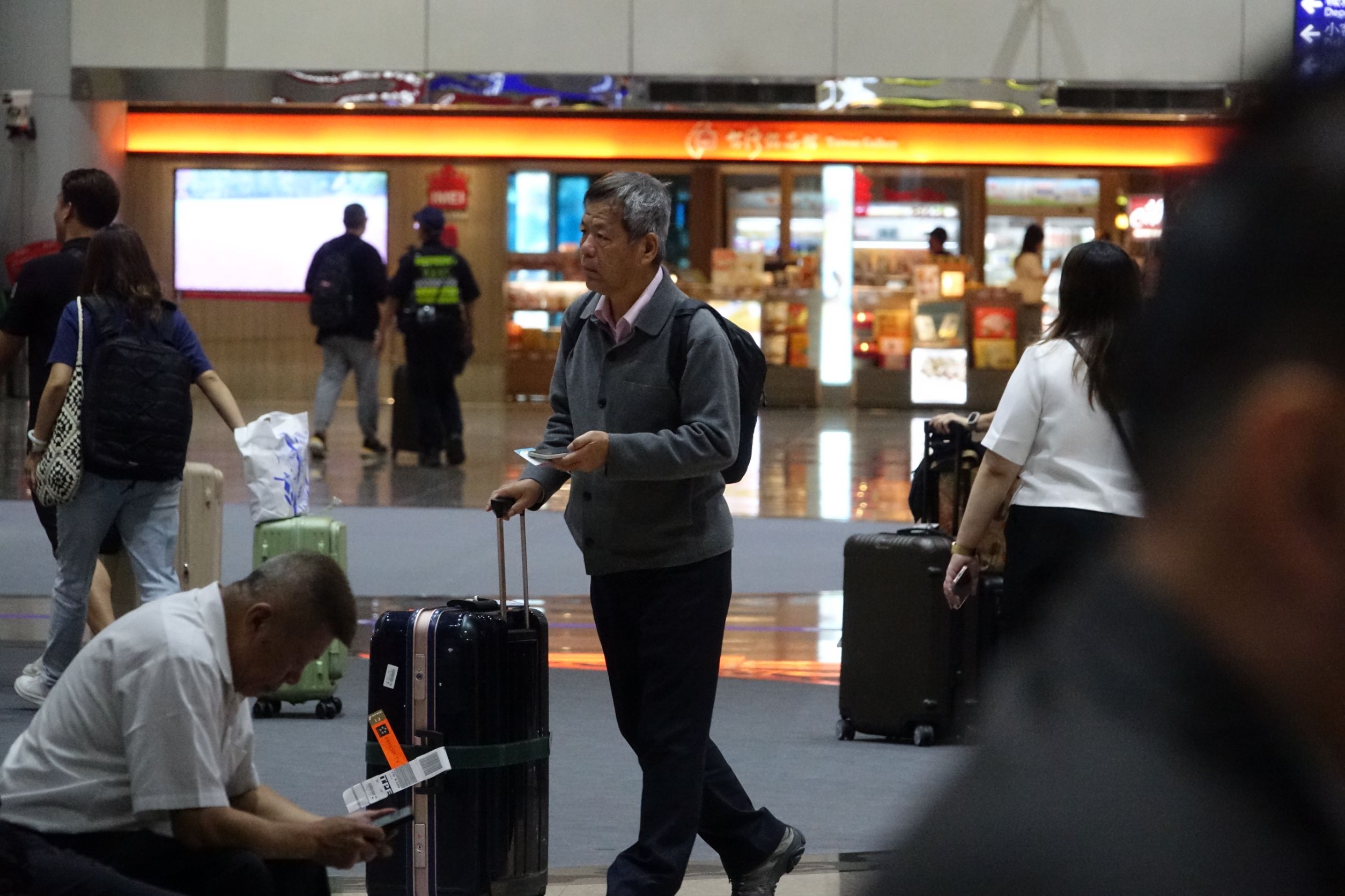 本刊直擊環管署長顏旭明26日一早返抵國門。