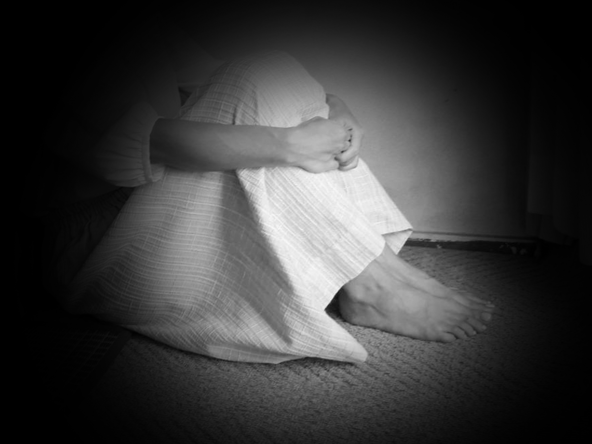 L出差遭同事毆打性侵！對方事後還傳變態訊息狡辯「人生就像一盒巧克力糖，妳可能會吃到不喜歡或不習慣的味道」。（示意圖非當事人，photo-ac）