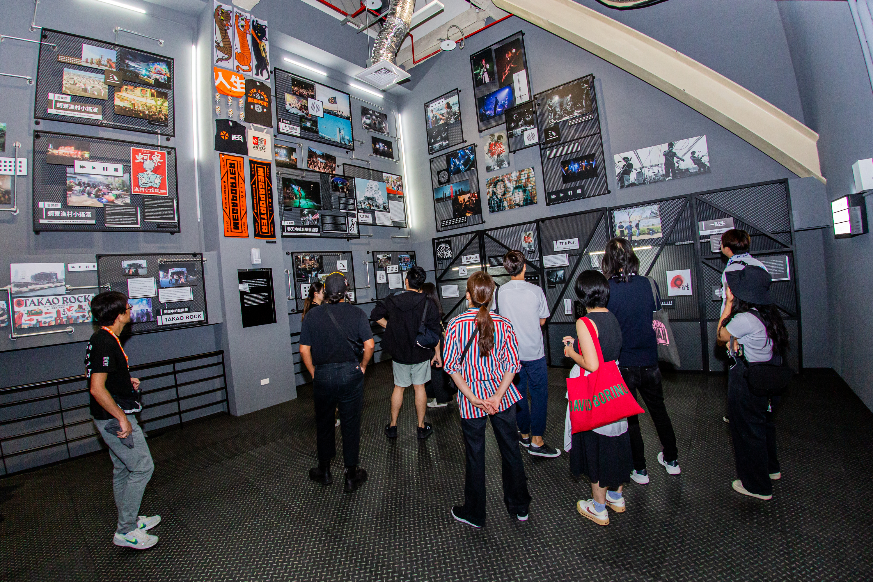 海外策展人參訪高流的流行音樂互動展。（文策院提供）