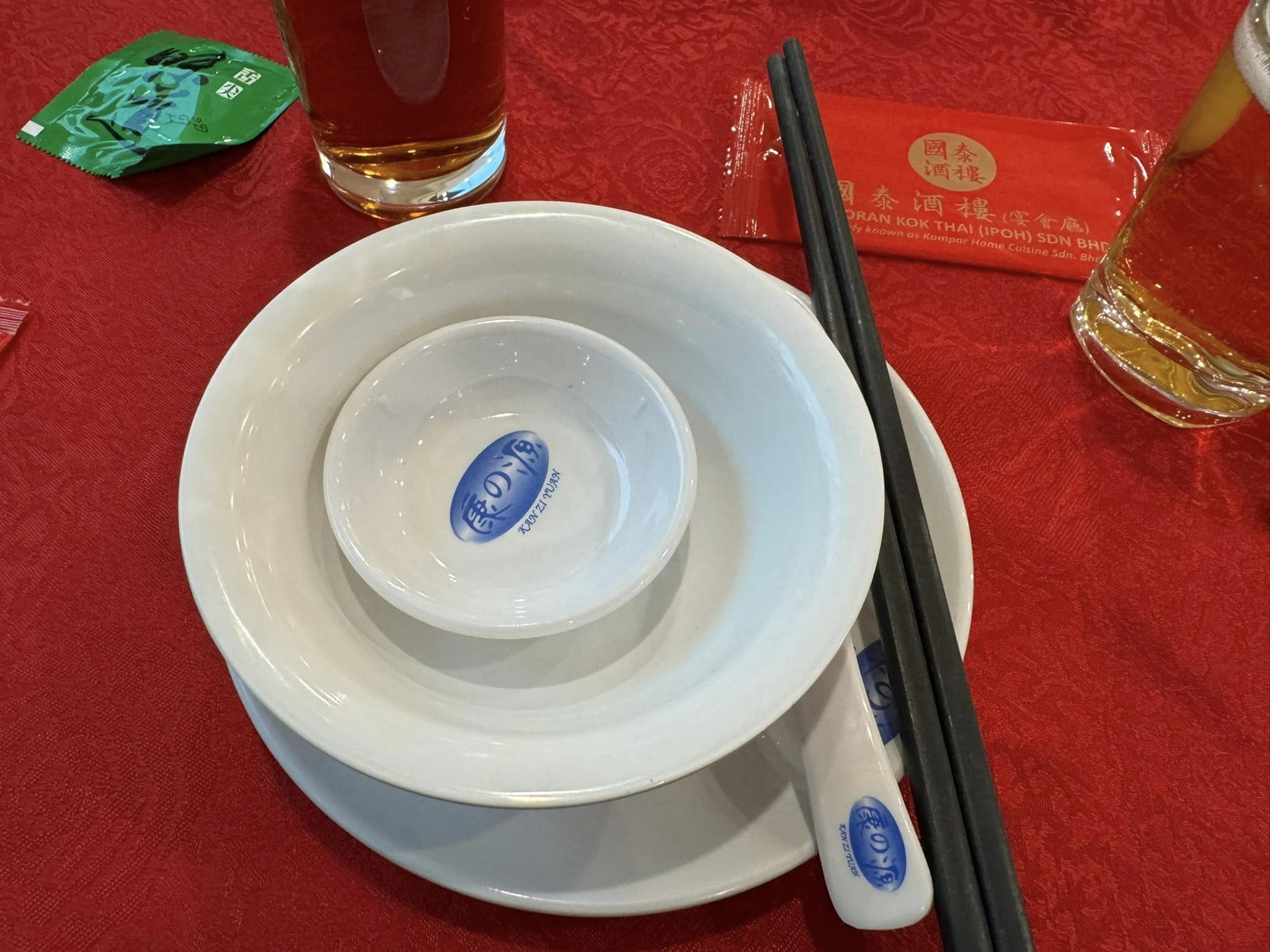 醫師陳志金於臉書po文，提到自己參加一場馬來西亞的喜宴上，驚見「綠色一包」物品，讓他嚇了一跳。（翻攝自ICU醫師陳志金臉書）