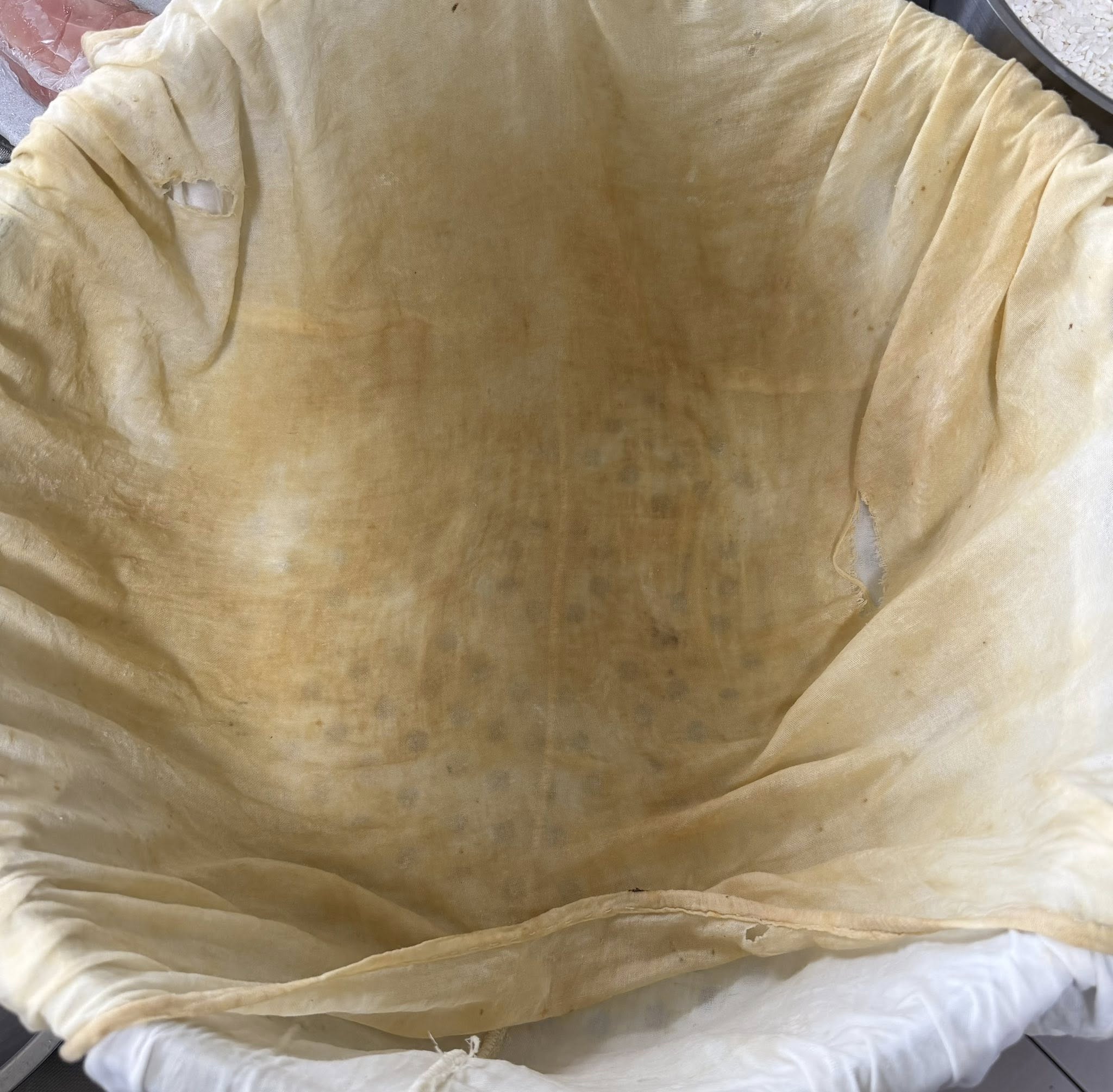 我家有一塊有歷史的大棉布，最適合蒸糯米。