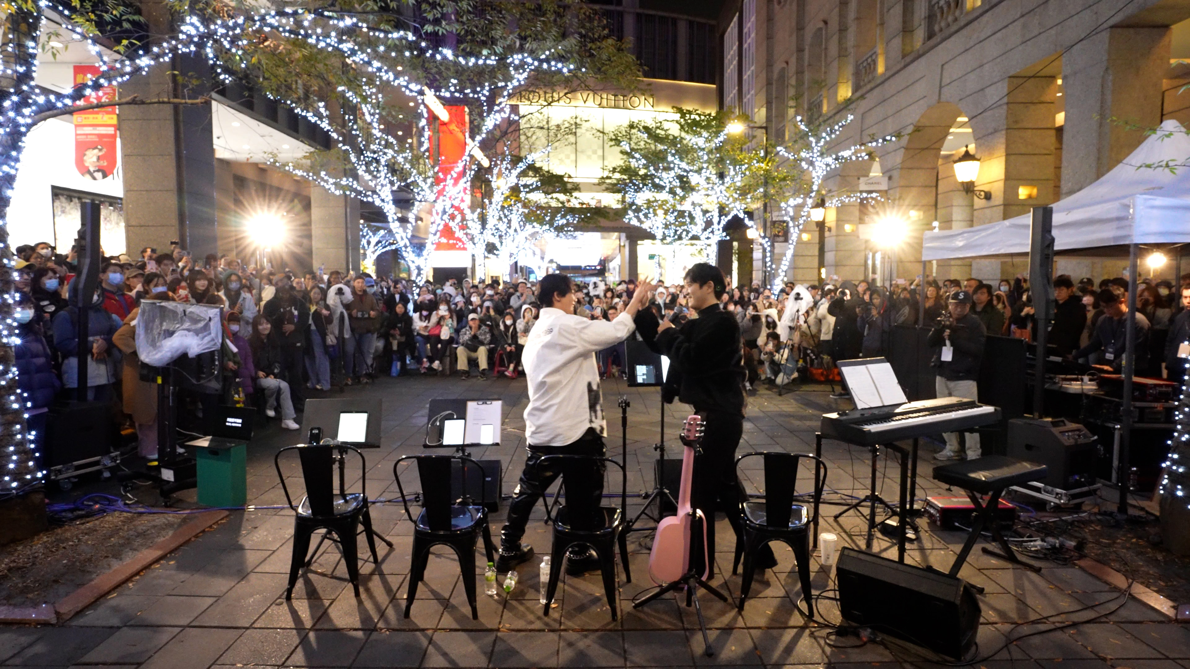 徐暐翔以神秘嘉賓之姿驚喜現身，與成員豹子男合作演唱〈我們到底算什麼〉。（索尼音樂提供）