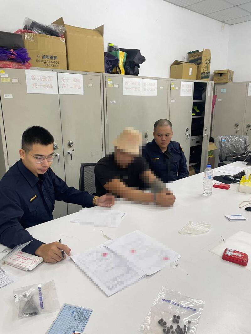 警方調閱監視器，2小時內將挾持妻子談判的鄭男逮捕到案。（警方提供）