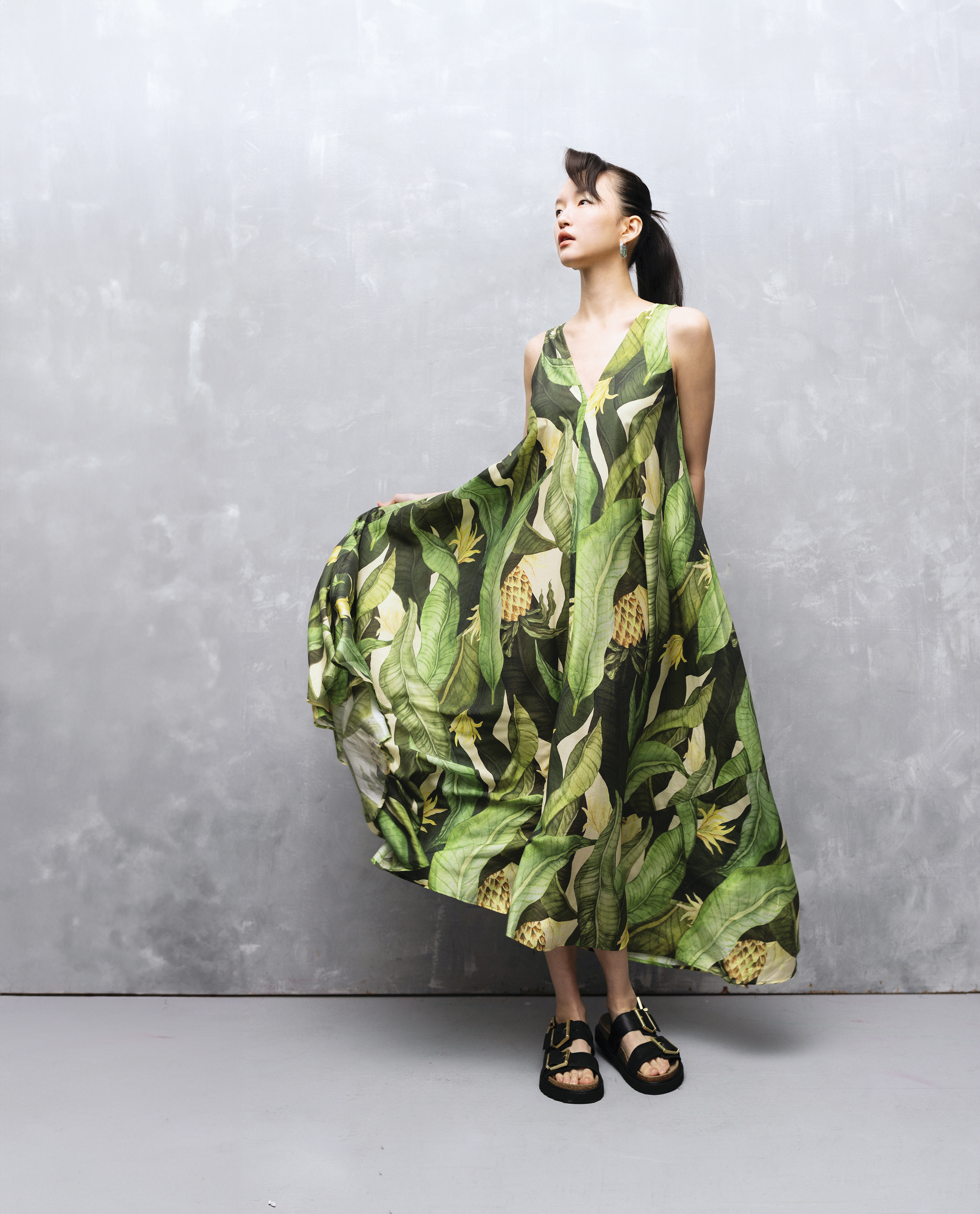 Summer綁式肩帶及地長洋裝 NT$999 by H&M；Isla皮革涼鞋 價格店洽 by ALLSAINTS；Matrix大圈耳環 NT$8,000 by SWAROVSKI。