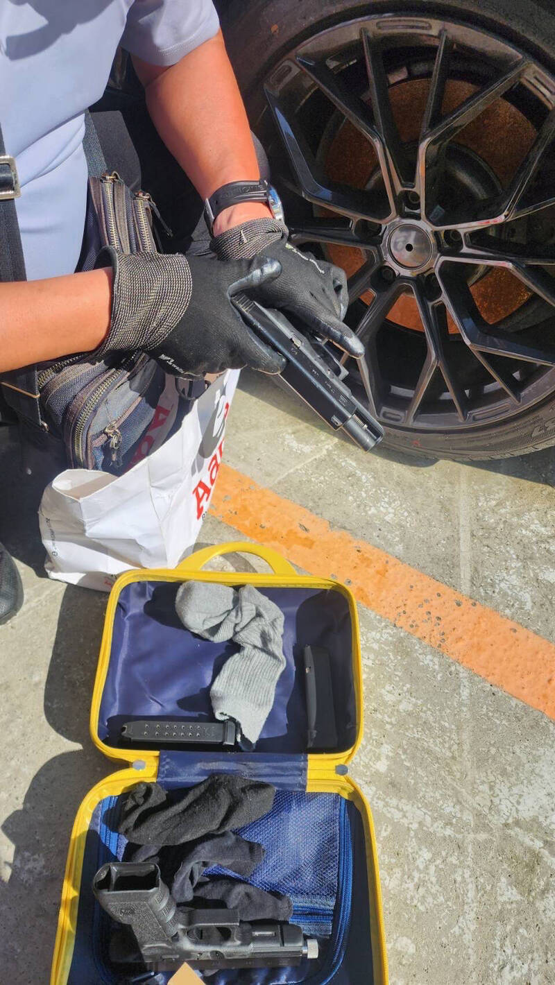警方在廢棄BMW車內，搜出改造槍與子彈。（警方提供）