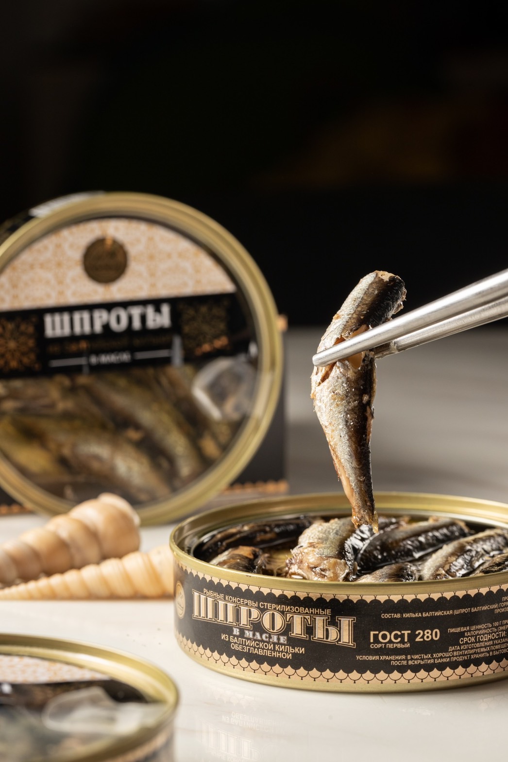 主打商品「俄羅斯煙燻西鯡魚罐頭」是以精緻葵花籽油浸漬波羅地海煙燻鯡魚，單吃或製成輕食都鹹香涮嘴。（149元／個）