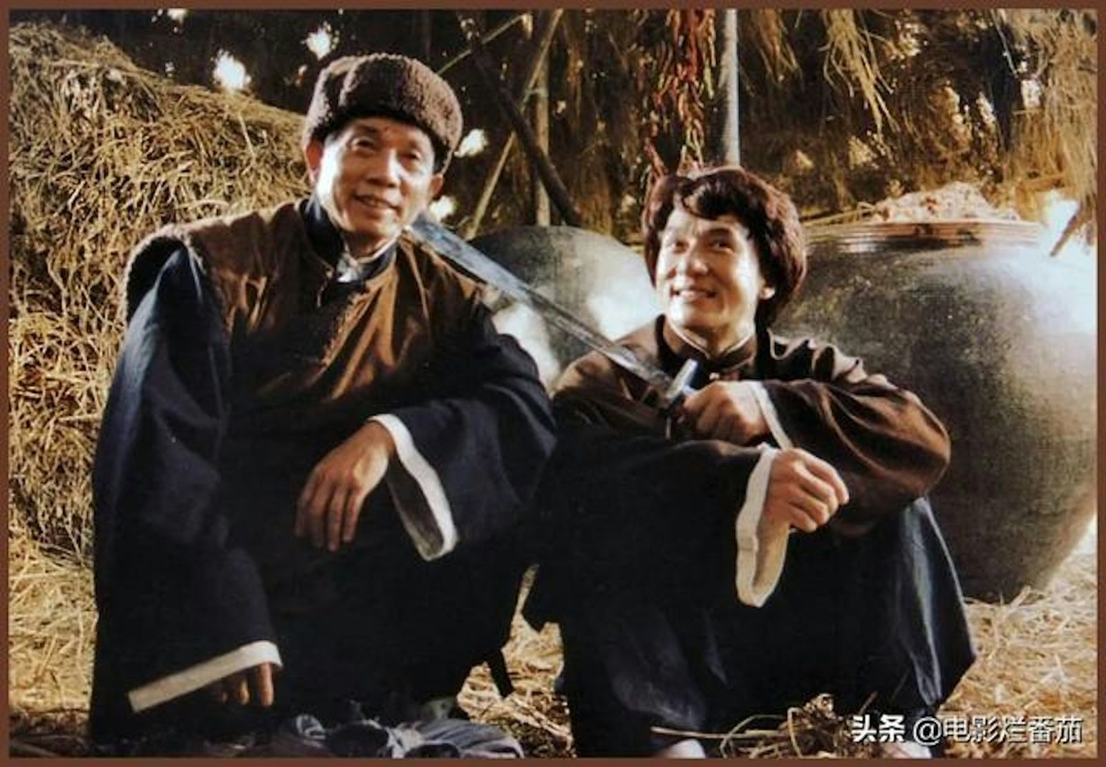 骨灰也遭盜的香港影壇武術大師劉家良（左）執導成龍電影《醉拳2》，也客串飾演一角。（網路圖片）