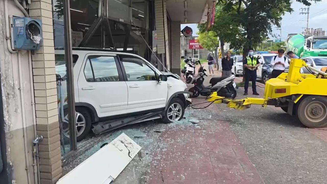 桃園市中壢區榮民南路今日中午發生一起驚悚車禍,一名44歲李姓女駕駛因連續上班疲勞過度,駕駛白色休旅車闖紅燈失控直接衝入便利商店,導致超商門面鋁框變形、玻璃全碎,估計裝潢設備損失高達100萬元,並造成店內一名52歲顧客受傷。(翻攝畫面)