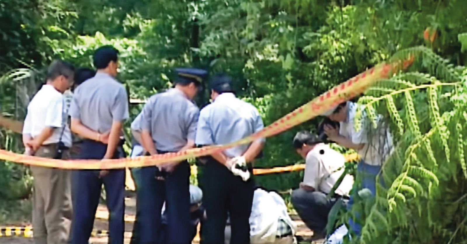 男童的焦屍在桃園大溪一處空地被發現,警方獲報後,圍起封鎖線蒐證。(翻攝東森新聞)