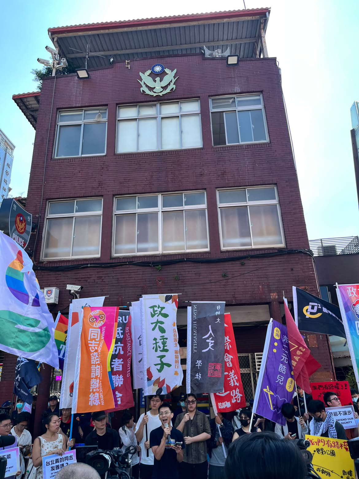 搜索隔天,「貧窮瞎妹武裝陣線」發起至紅樓前萬華分局漢中街派出所抗議。(來源:劉旭鈞 提供)