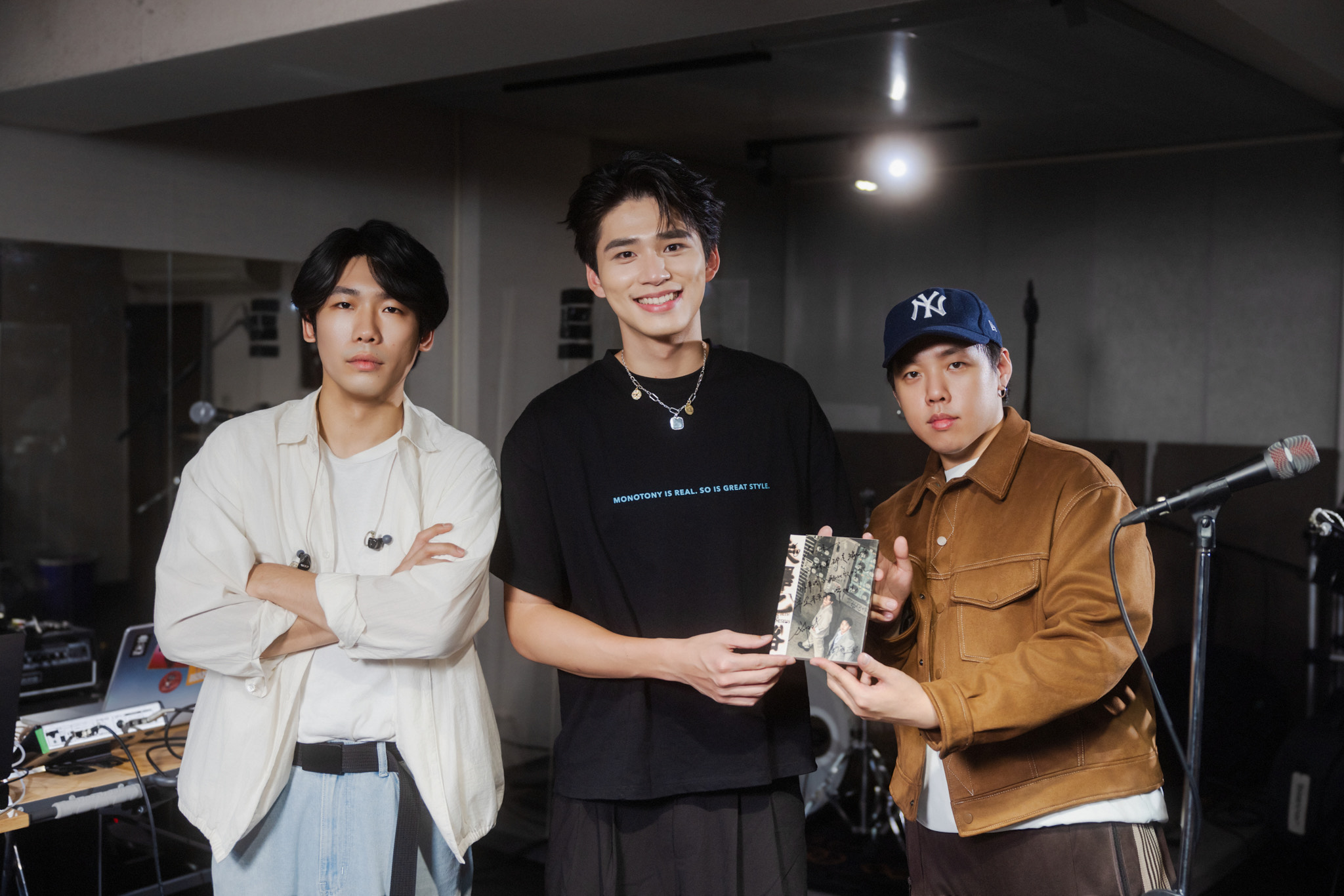 王品澔（中）為忒修斯獻出許多第一次。（抓馬娛樂提供）