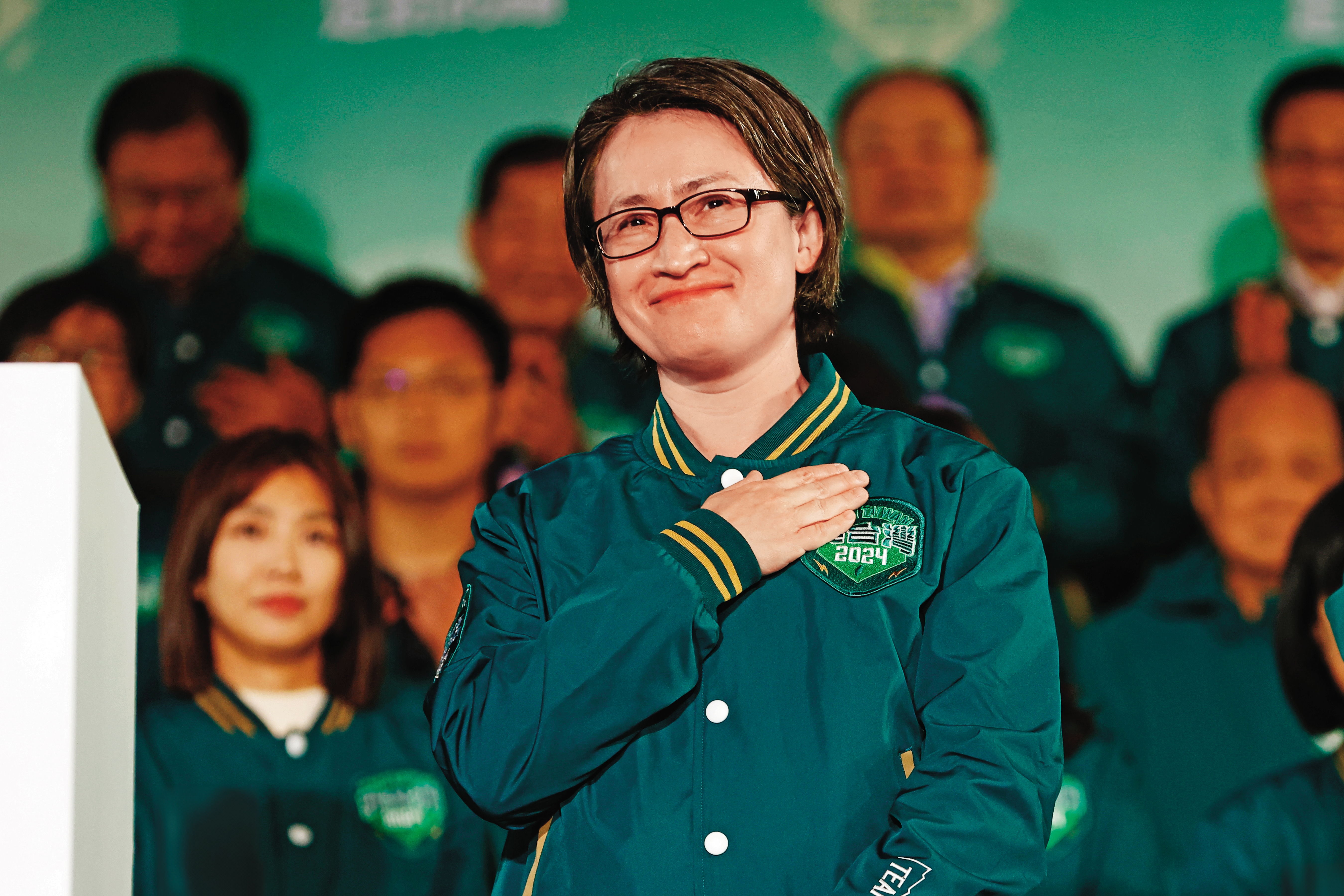 副總統當選人蕭美琴在勝選之夜舞台上對支持者表達感謝。