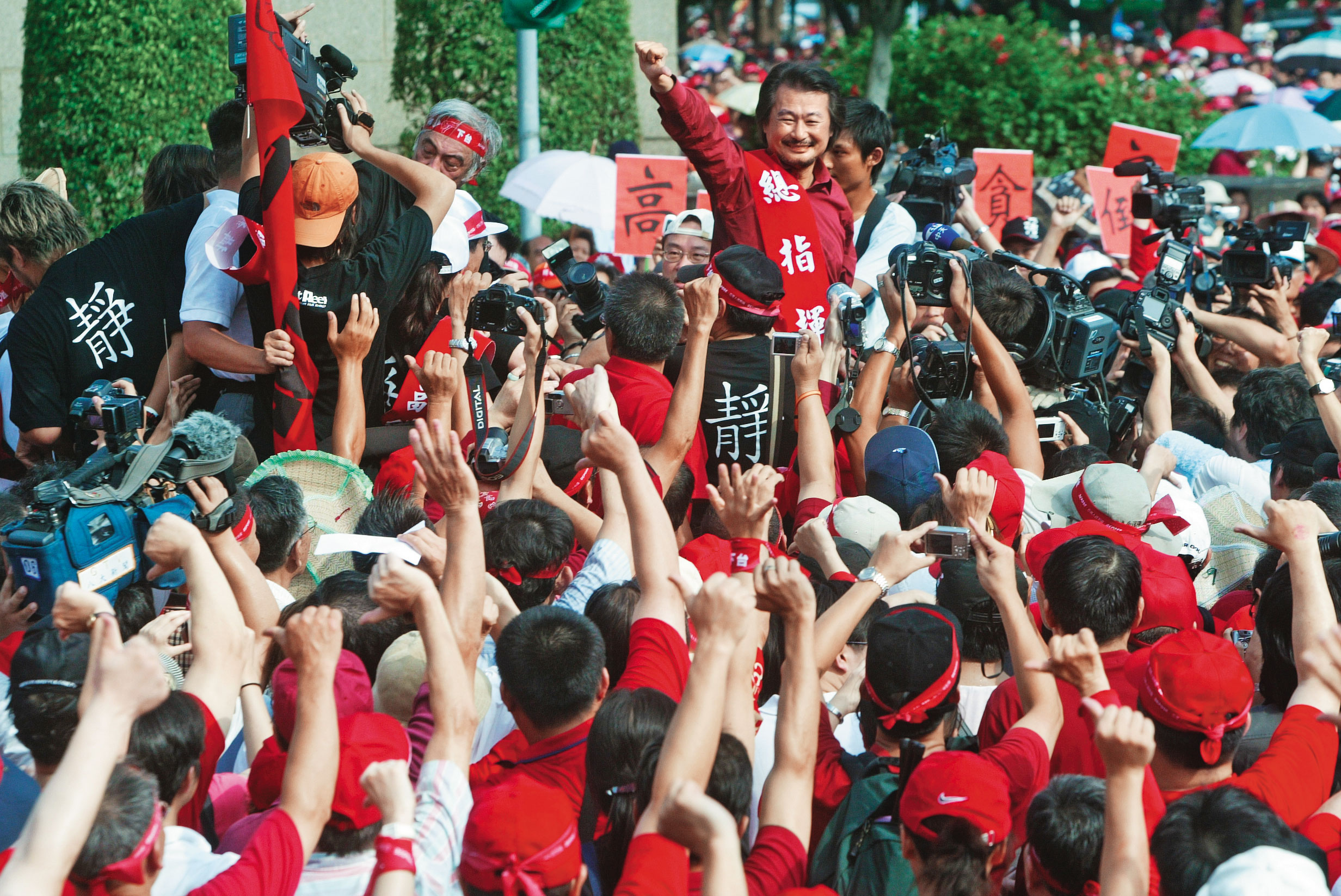 2006年時任總統的陳水扁遭爆涉入多項貪瀆弊案,施明德發起紅衫軍倒扁行動,掀起政壇巨浪。
